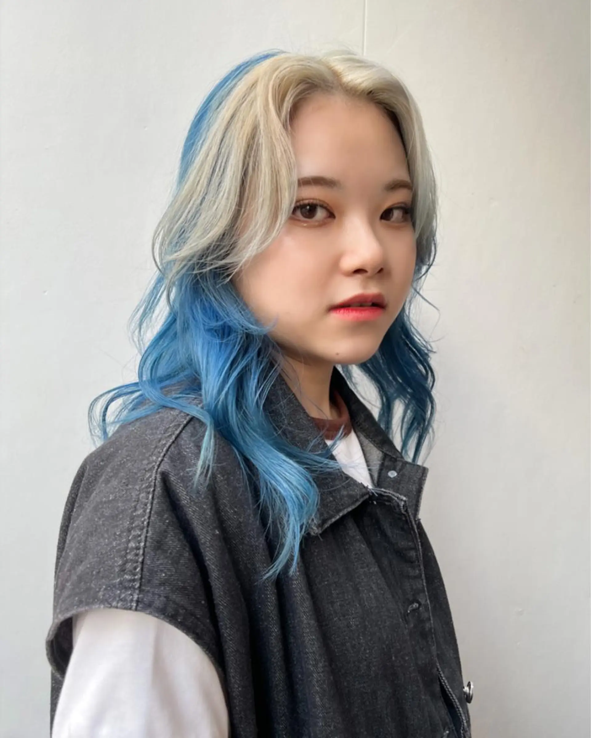 ミディアム カラー デザインカラー ヘアカラー 【モエカ】グランジ ウルフ/ハイトーンのヘアスタイル