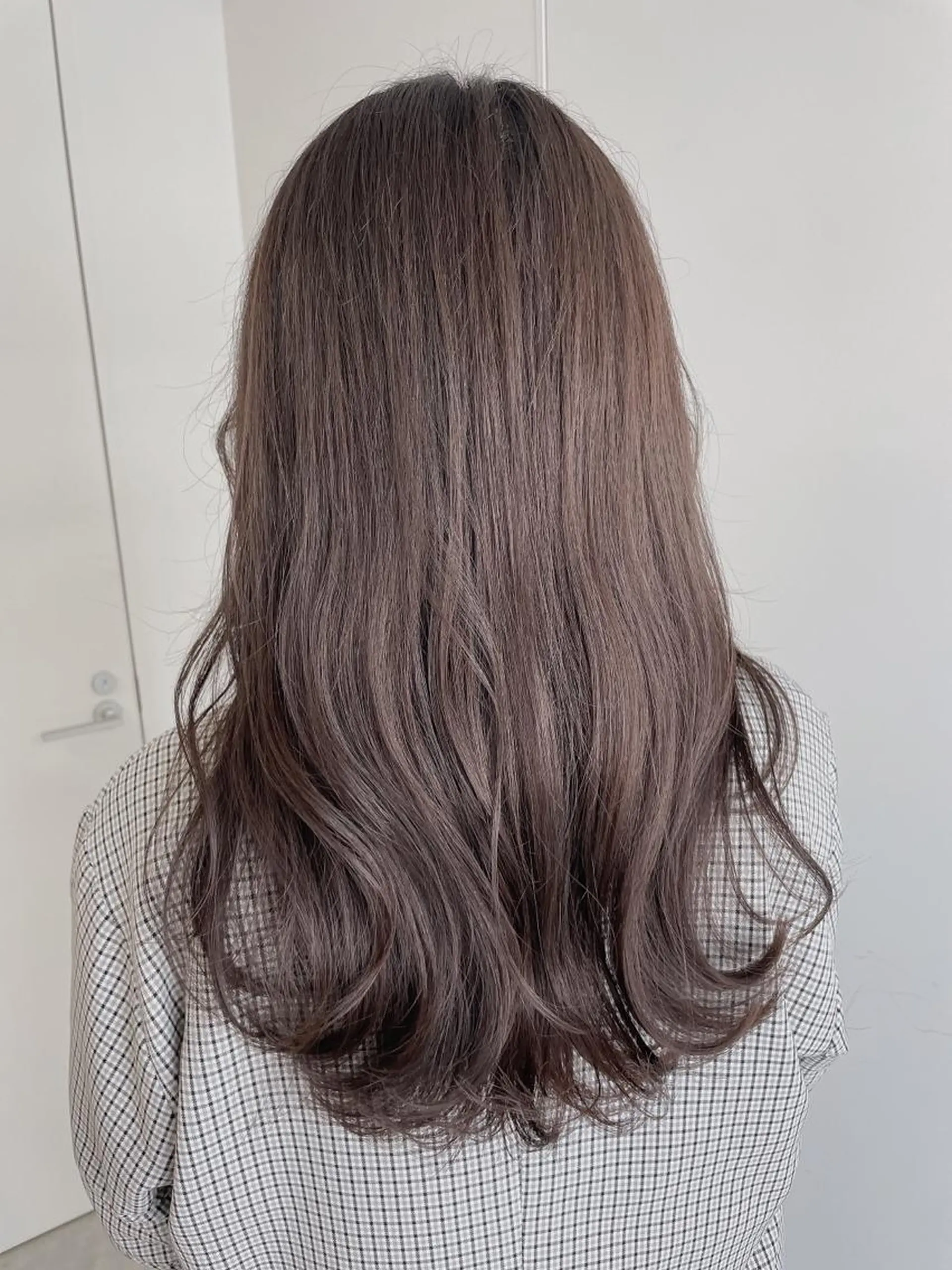 ミディアム カラー レイヤーカット 透明感カラーのヘアスタイル