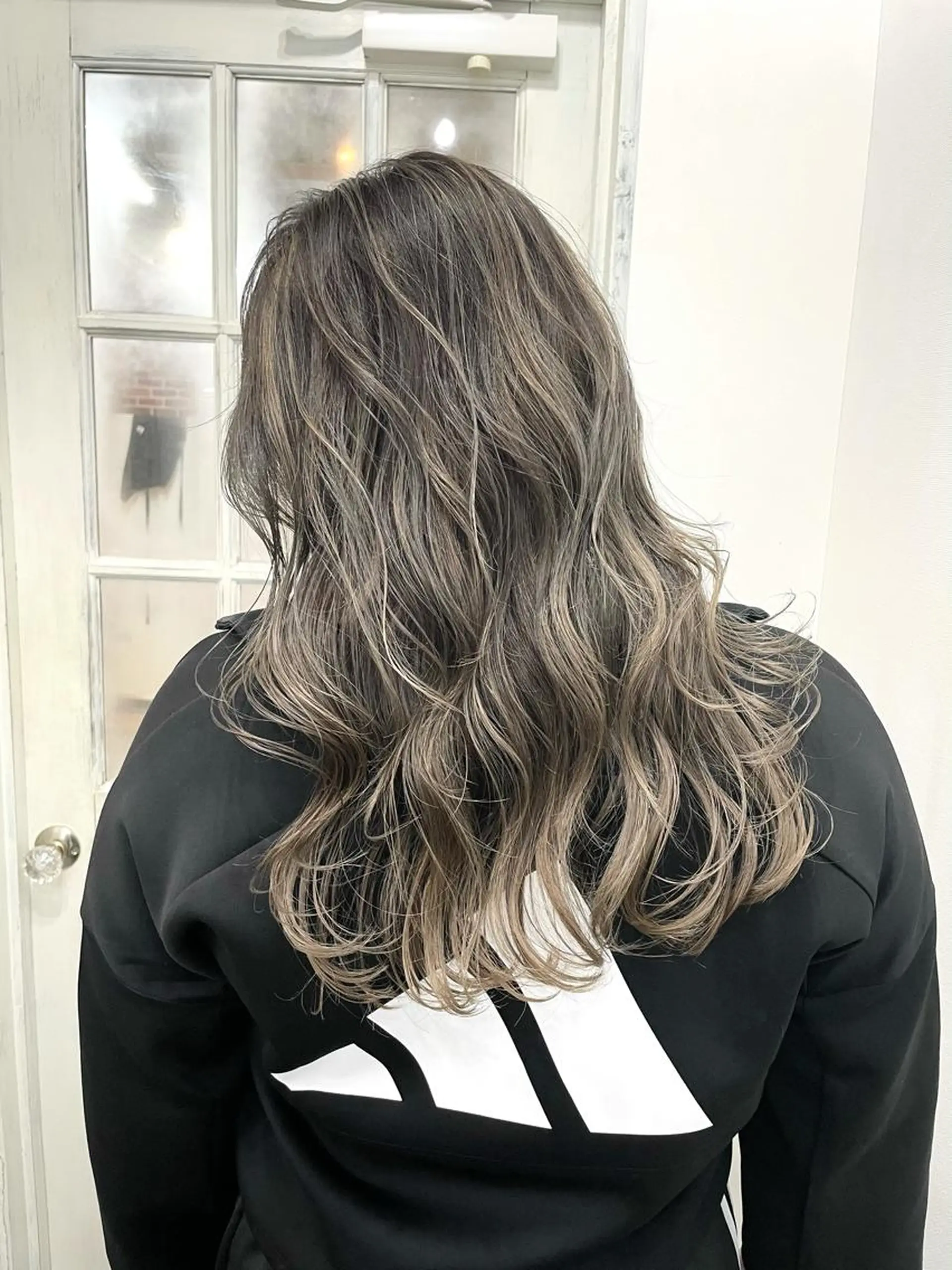 セミロング 白いハイライト🤍 タナカリョウスケのヘアスタイル