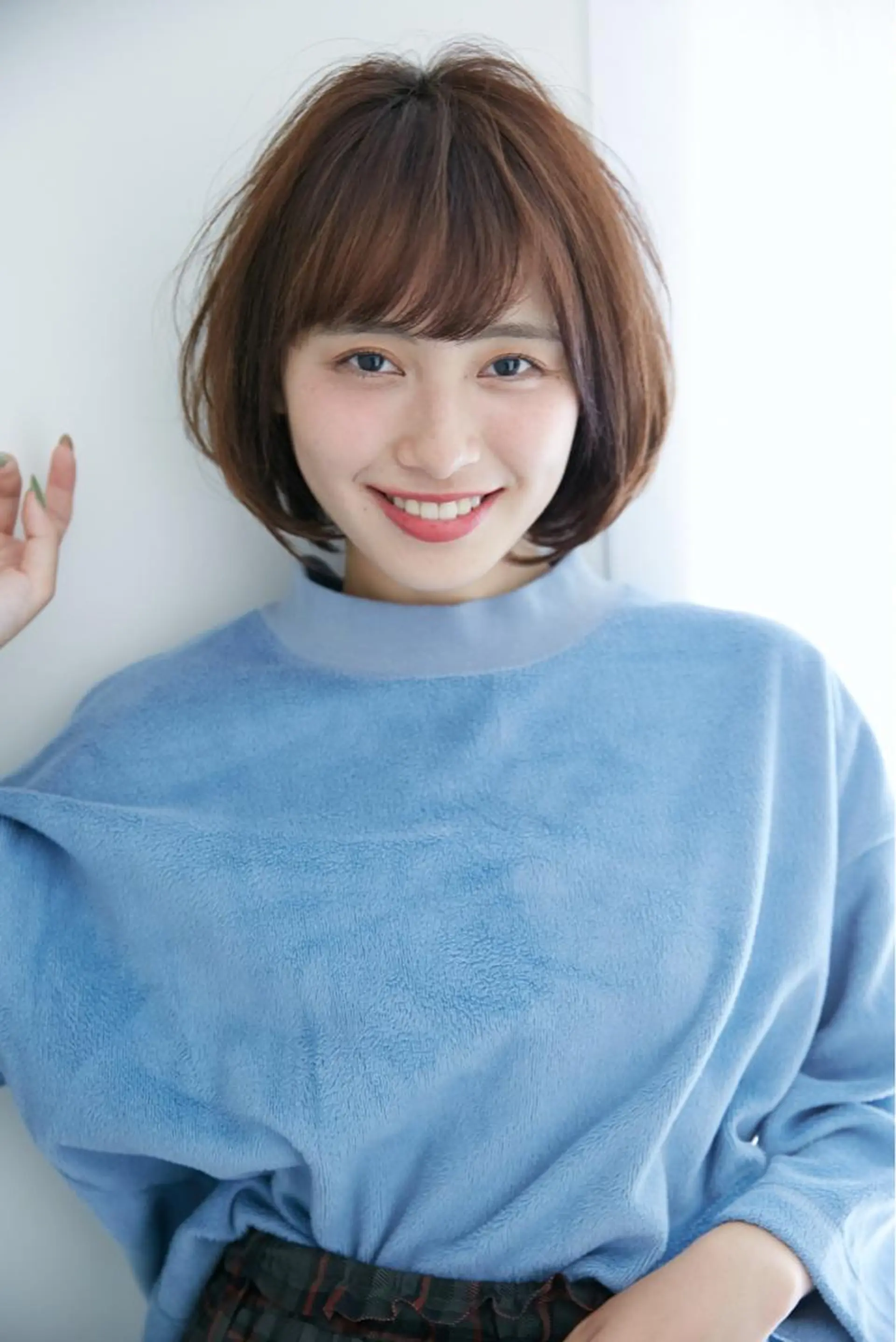 ショート カラー 韓国🇰🇷レイヤー カットオリーブカラーのヘアスタイル