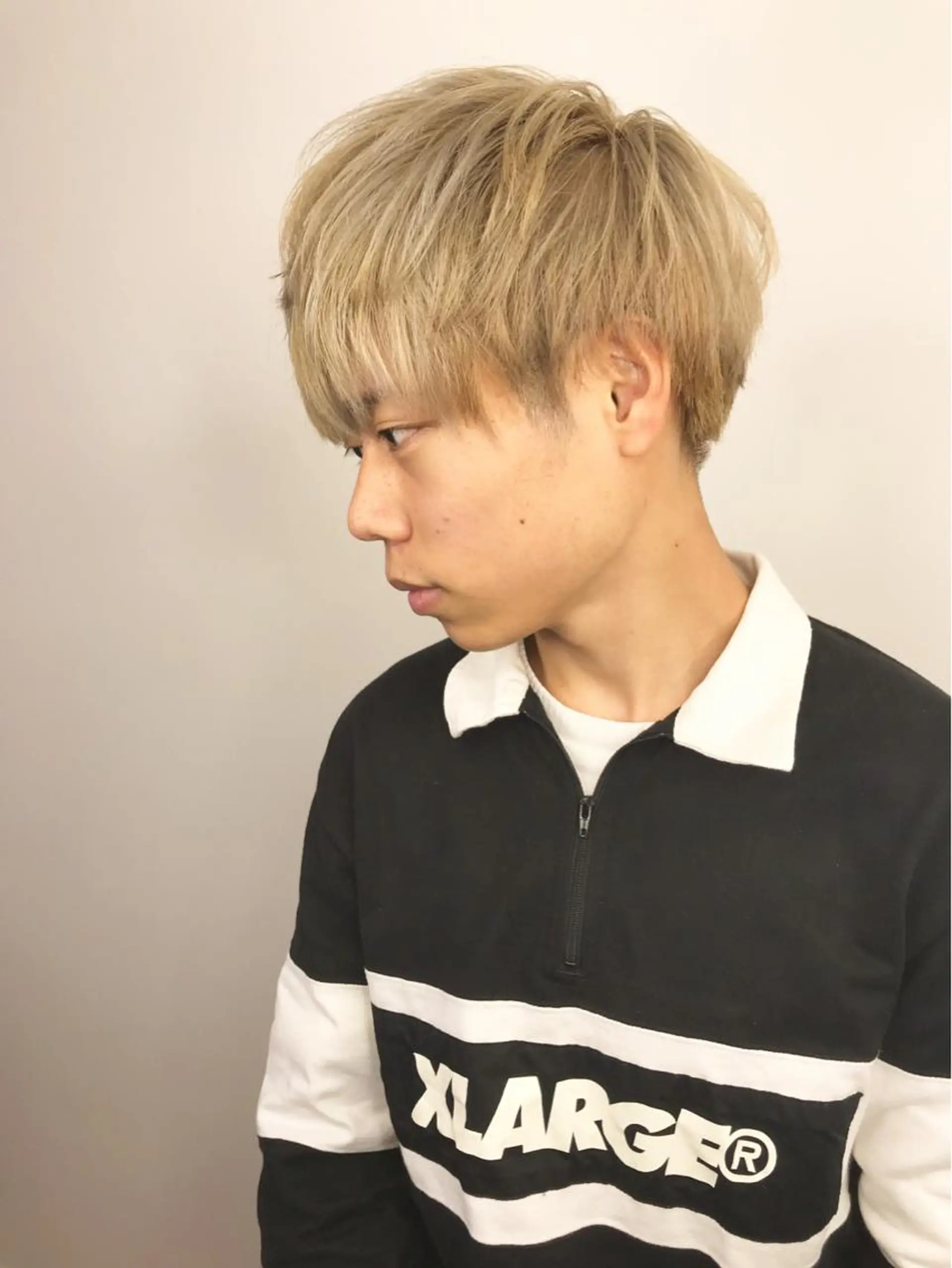 カラー メンズ メンズハイトーン マッシュ ベージュカラー ハイトーンカラー ペールベージュ メンズサロン アソビ元町のヘアスタイル