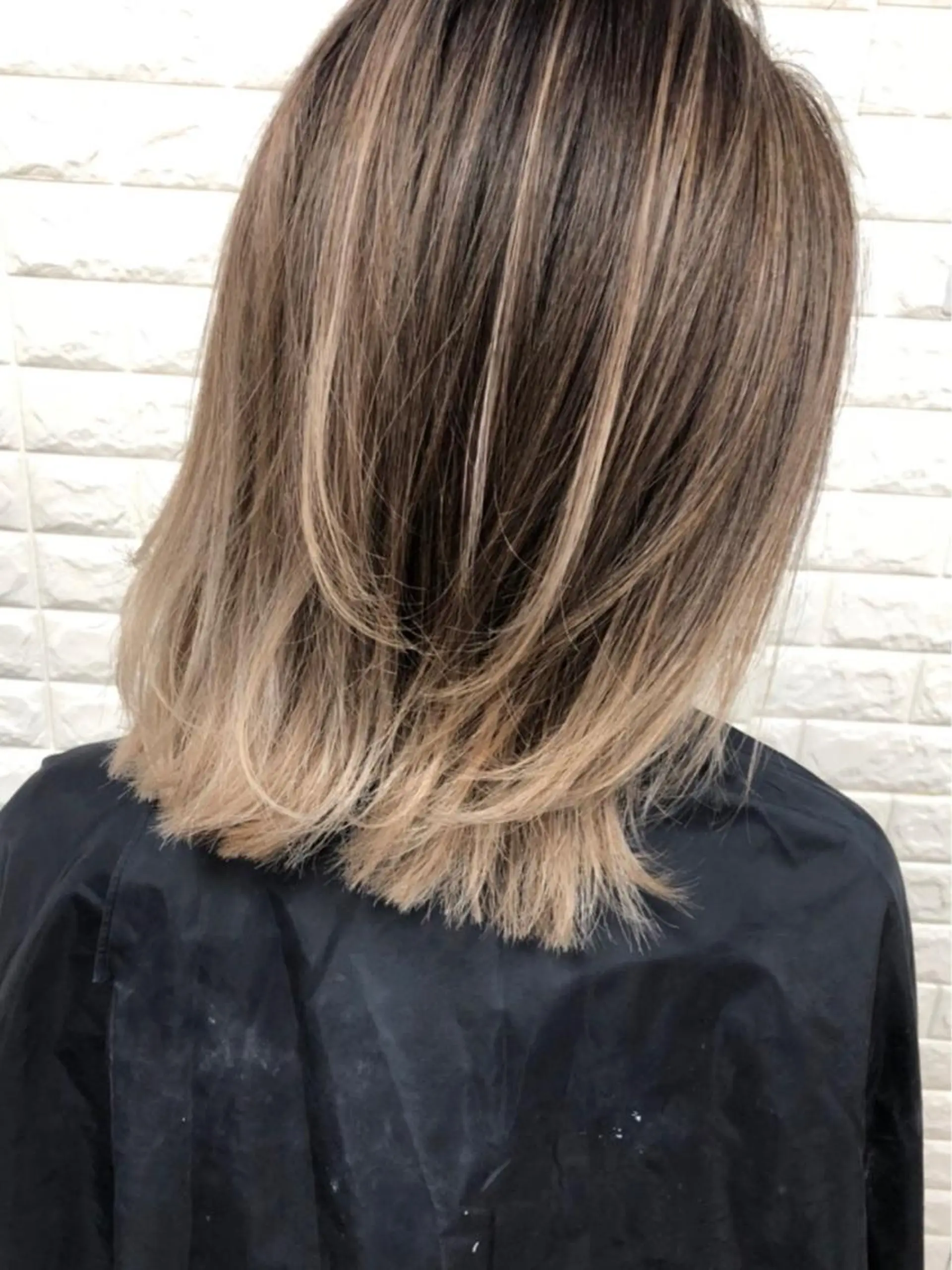 ミディアム カラー バレイヤージュ ブリーチ ケアブリーチ レイヤーカット ヘアカラー トリートメント famille所属・famille ファミーユのヘアスタイル