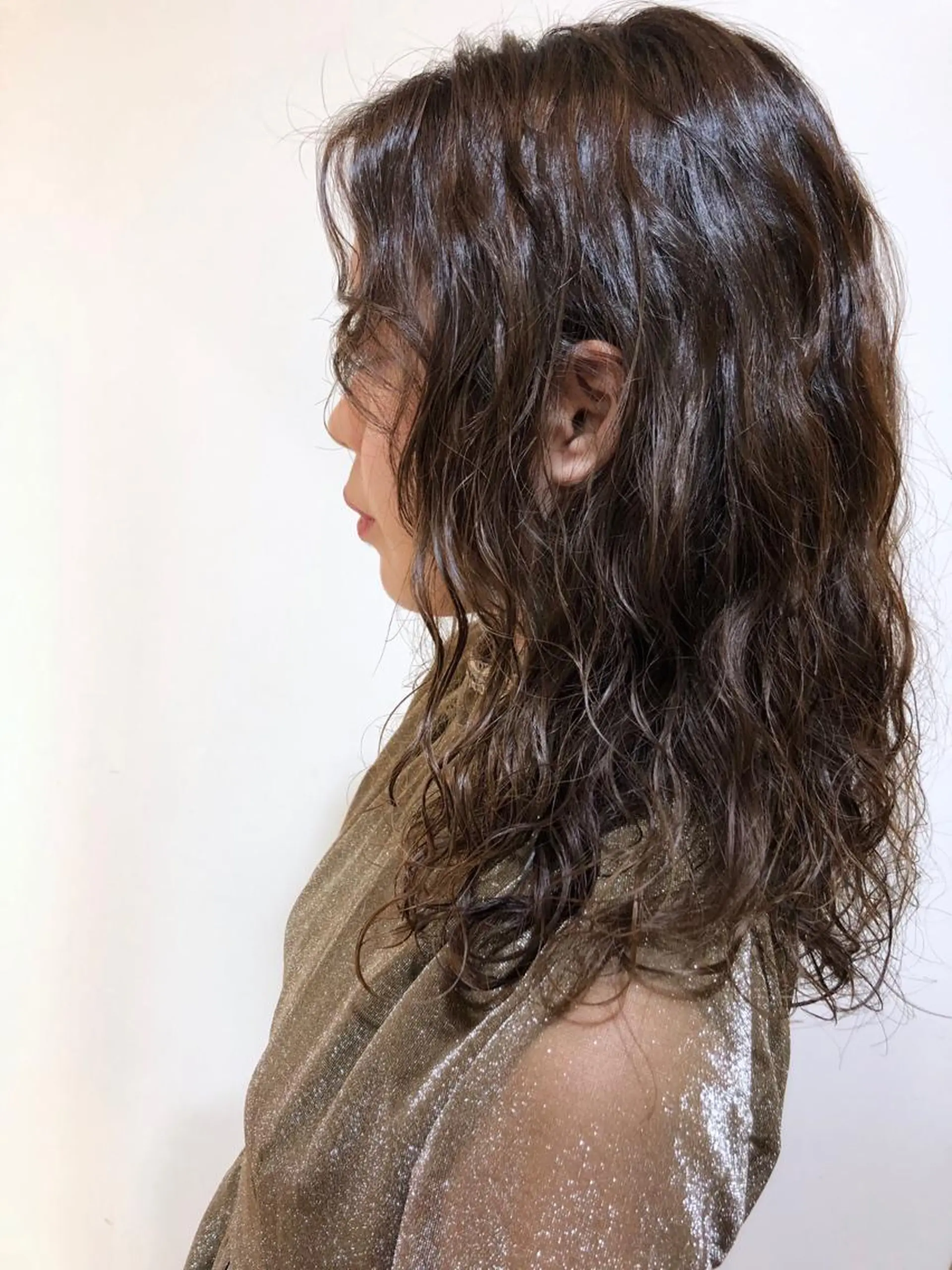 ミディアム パーマ MIOベージュカラー 柔らかいカラーのヘアスタイル