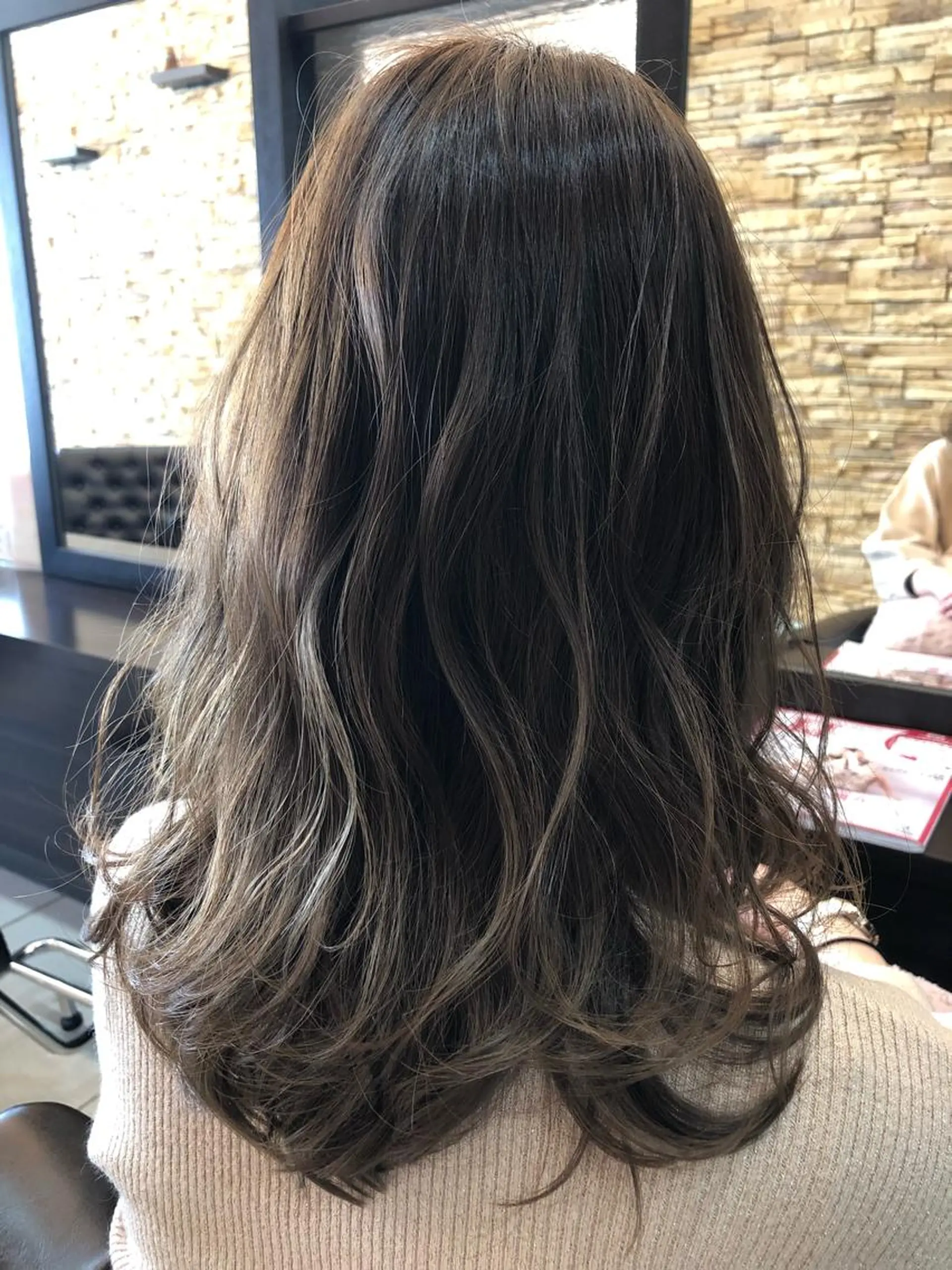ミディアム カラー パーマ ヘアアレンジ キッズ ネイル マツエク・マツパ カット ヘアカラー トリートメント ヘッドスパ 小田 莉加子のヘアスタイル