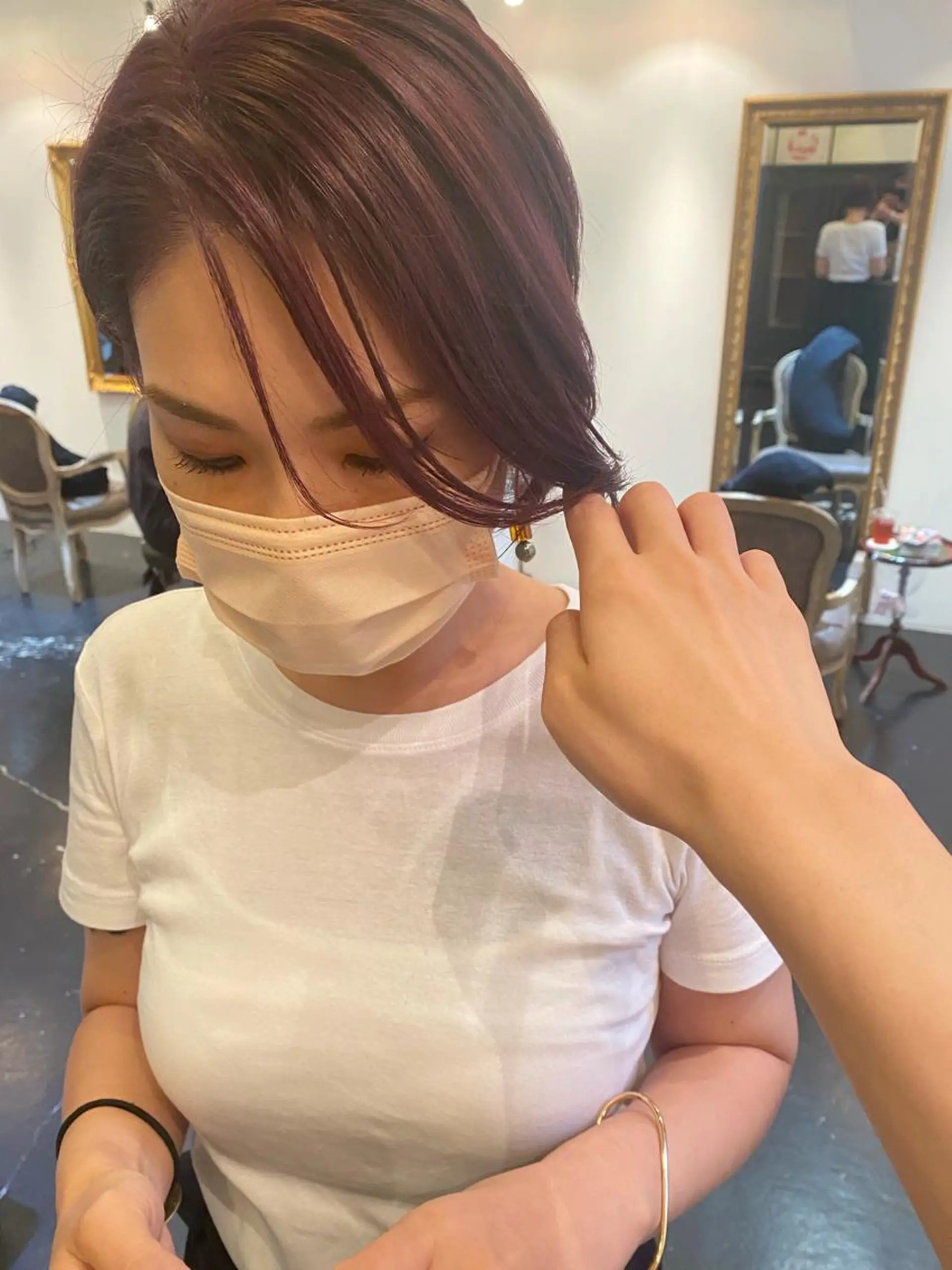 ショート カラー ブリーチ ボルドーカラー tonari 梅田、中崎町のヘアスタイル