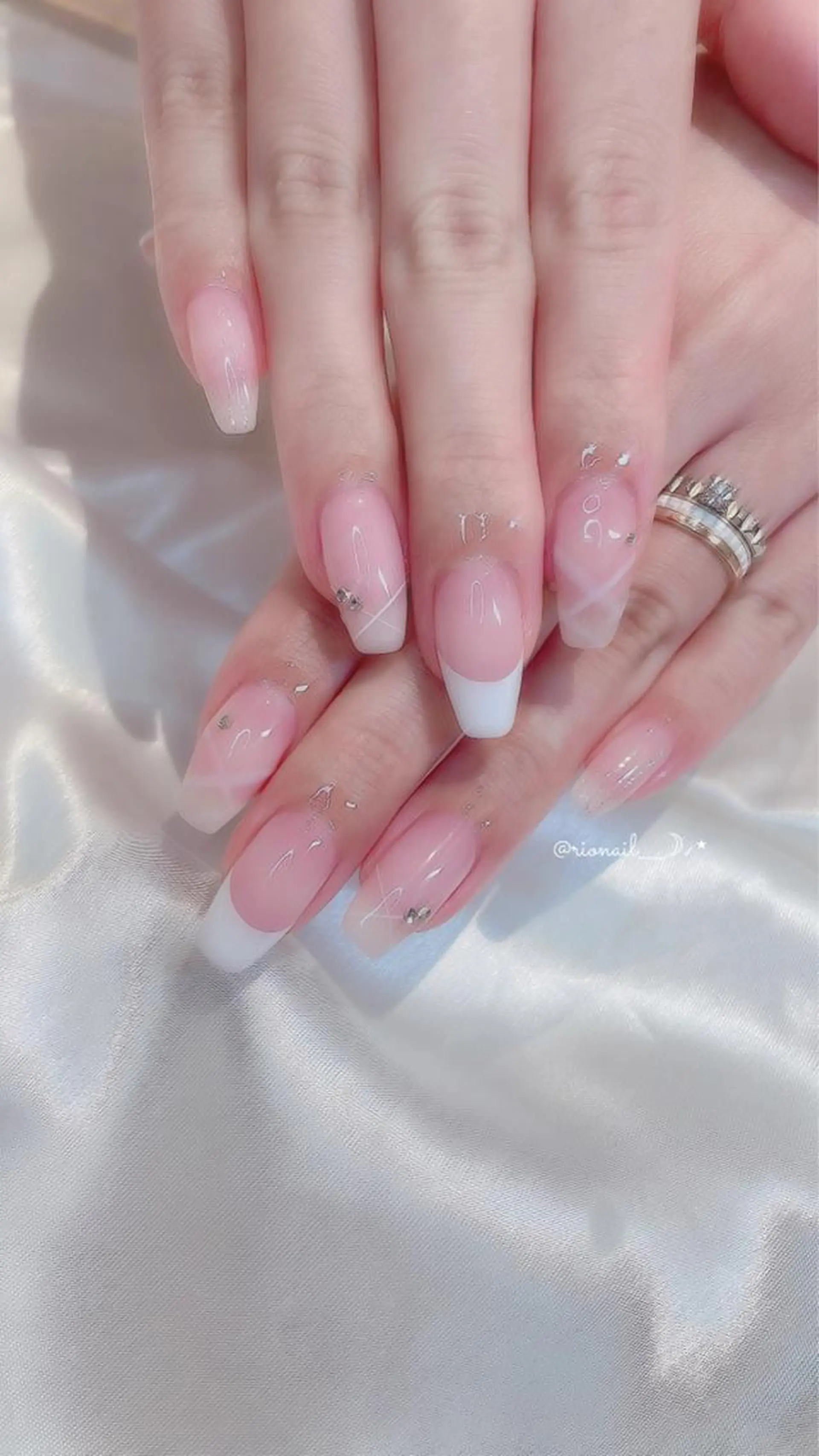 ネイル ハンドネイル 𝘙𝘪𝘰𝘯𝘢 ...🕯🤍のネイルデザイン