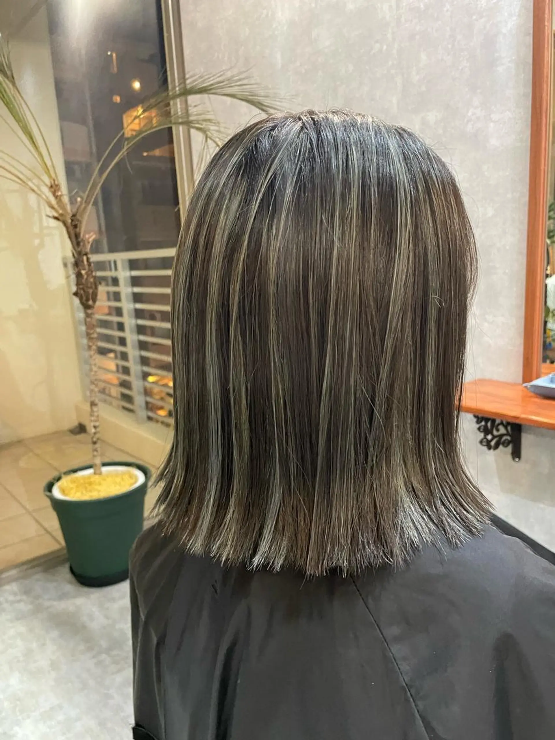 セミロング ハイライト andKおもろまち店 艶ダブルカラー✨のヘアスタイル