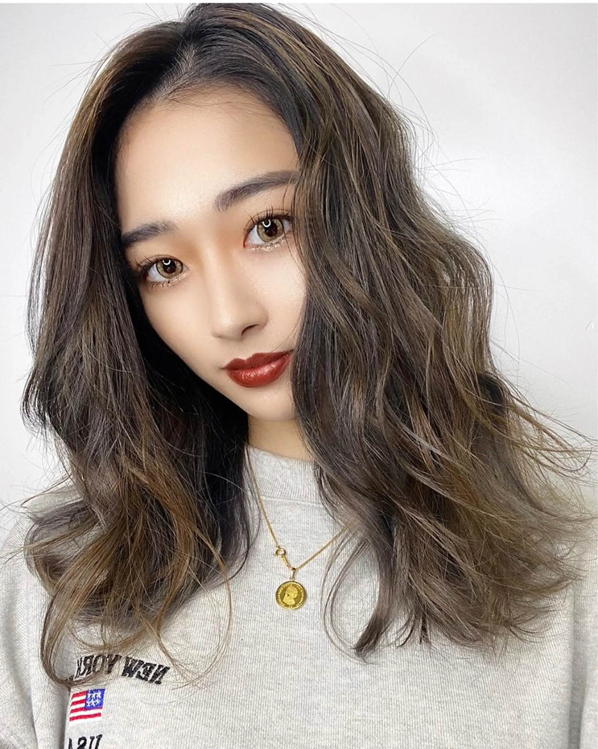 ミディアム カラー バレイヤージュ レイヤーカット 🌟小顔レイヤー× 赤み消し透明感カラーのヘアスタイル
