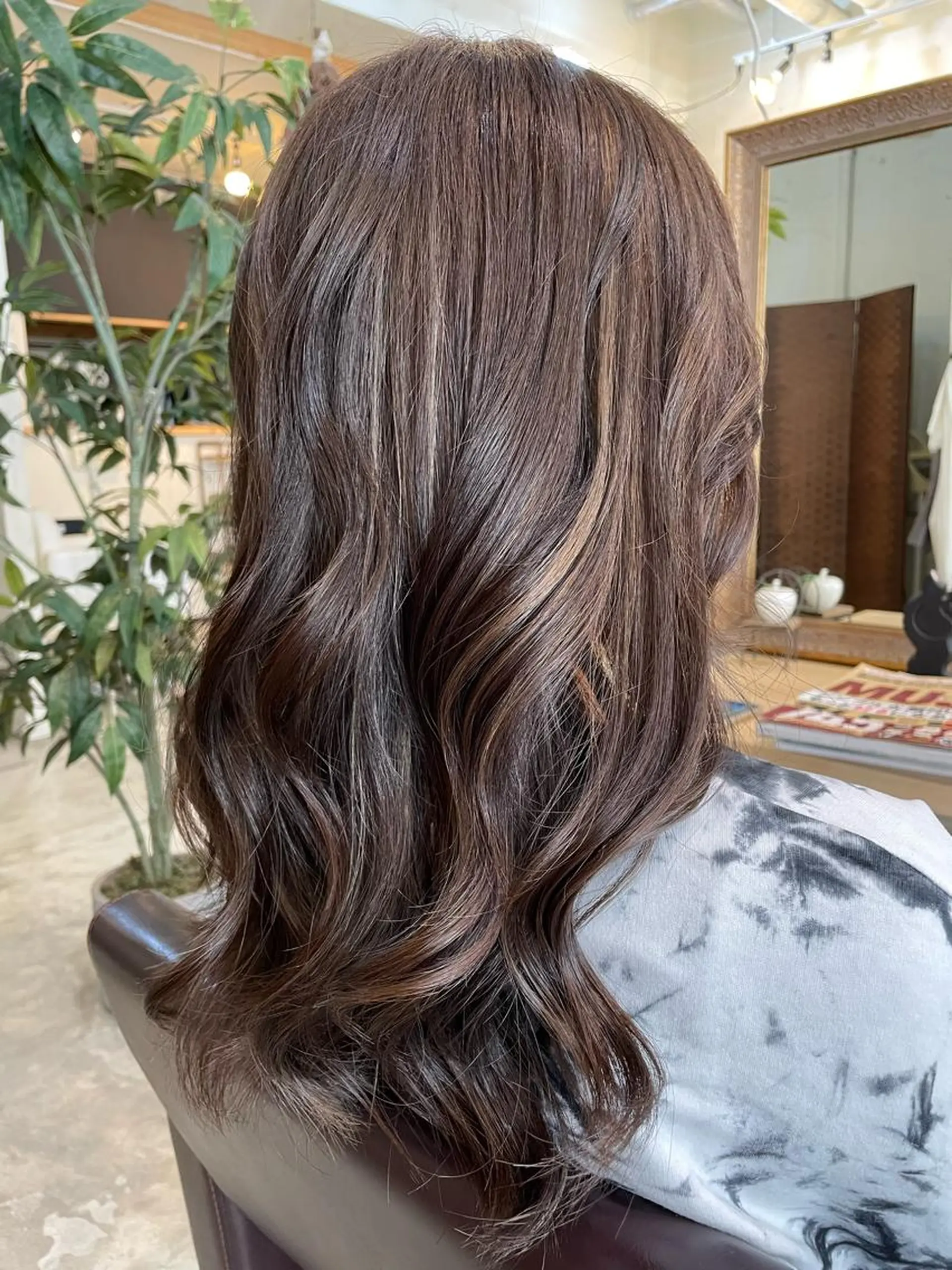 セミロング ハイライト 艶カラー｜透明感 カラー｜レイヤーのヘアスタイル