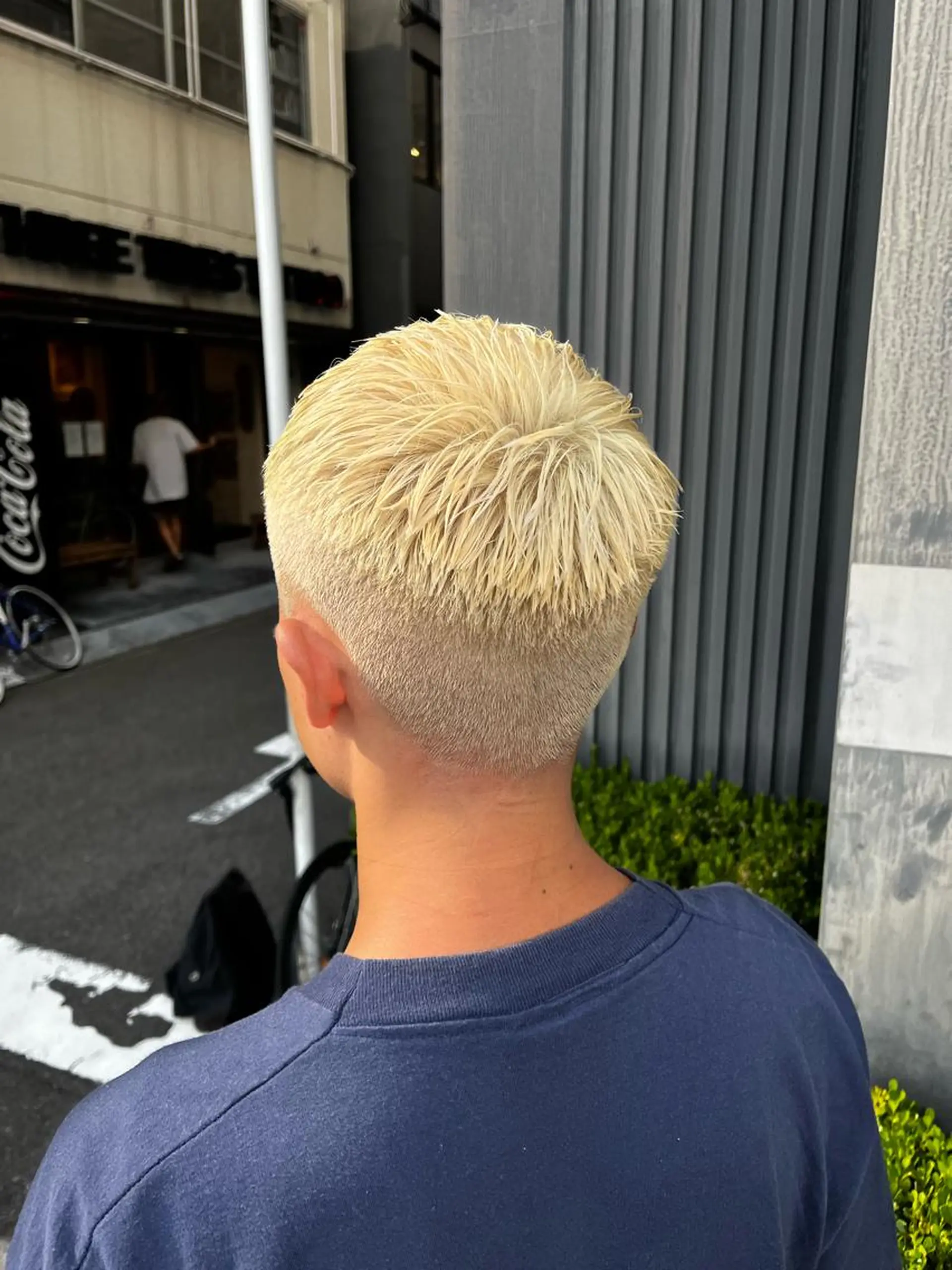 ショート カラー メンズ フェードカット メンズハイトーン メンズパーマ ハイトーンカラー &CREW スタッフのヘアスタイル