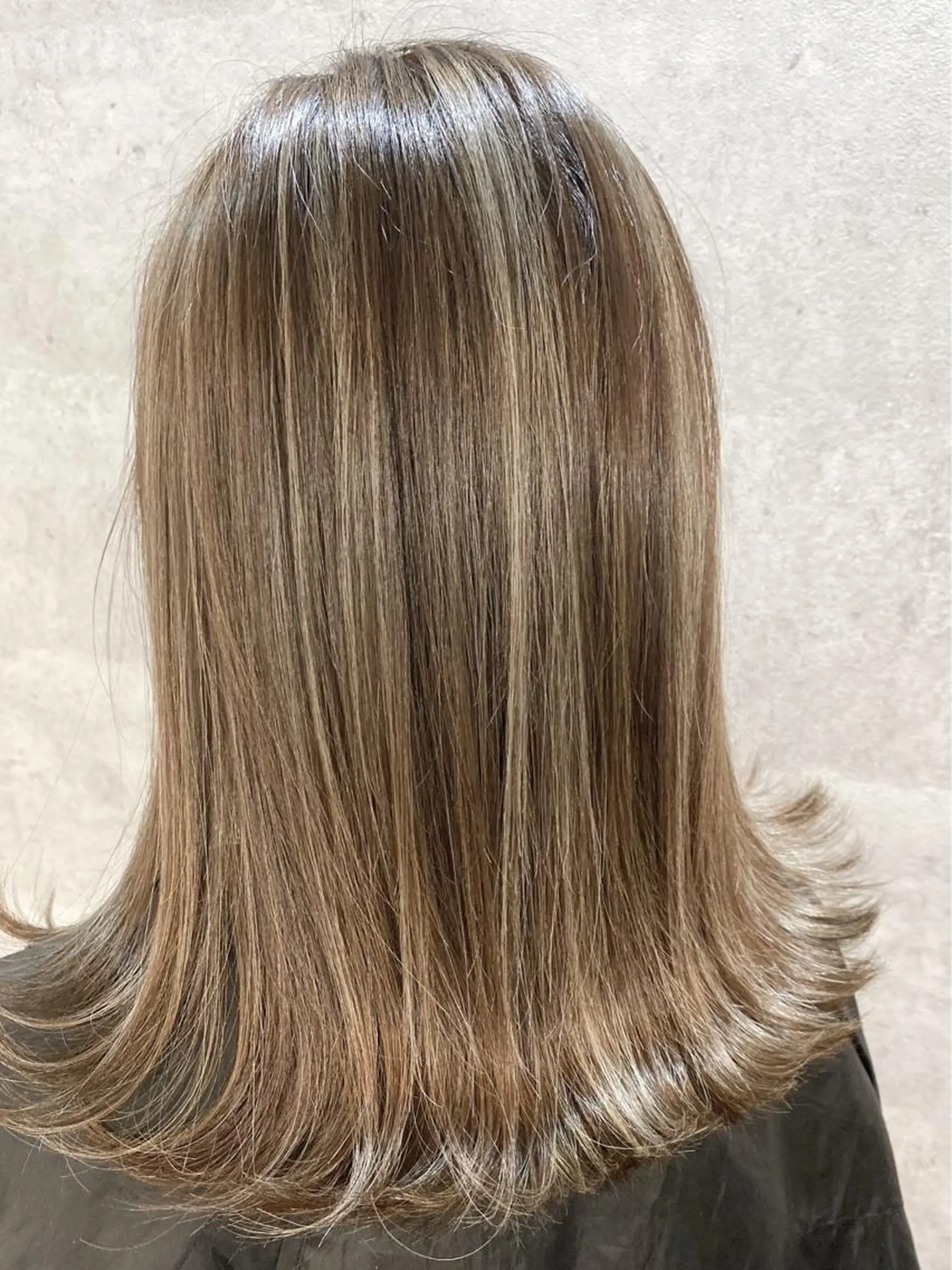 ミディアム アッシュ ハイライト ヘアカラー トリートメント KYOKO 【Bear】のヘアスタイル