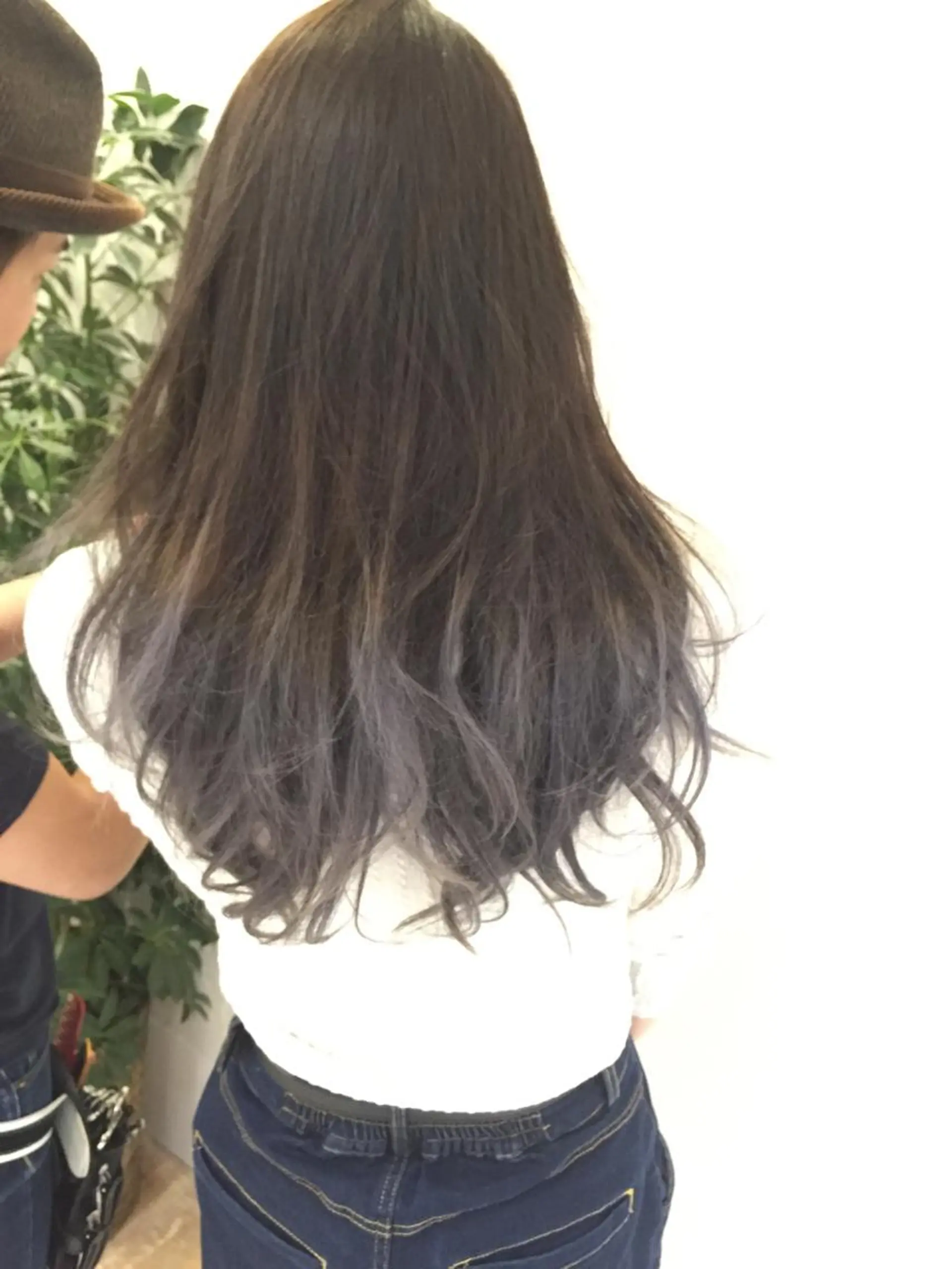 ロング カラー アッシュ アッシュブラウン ブラウンカラー グラデーションカラー シルバー ハイトーン×髪質改善 KENTAのヘアスタイル