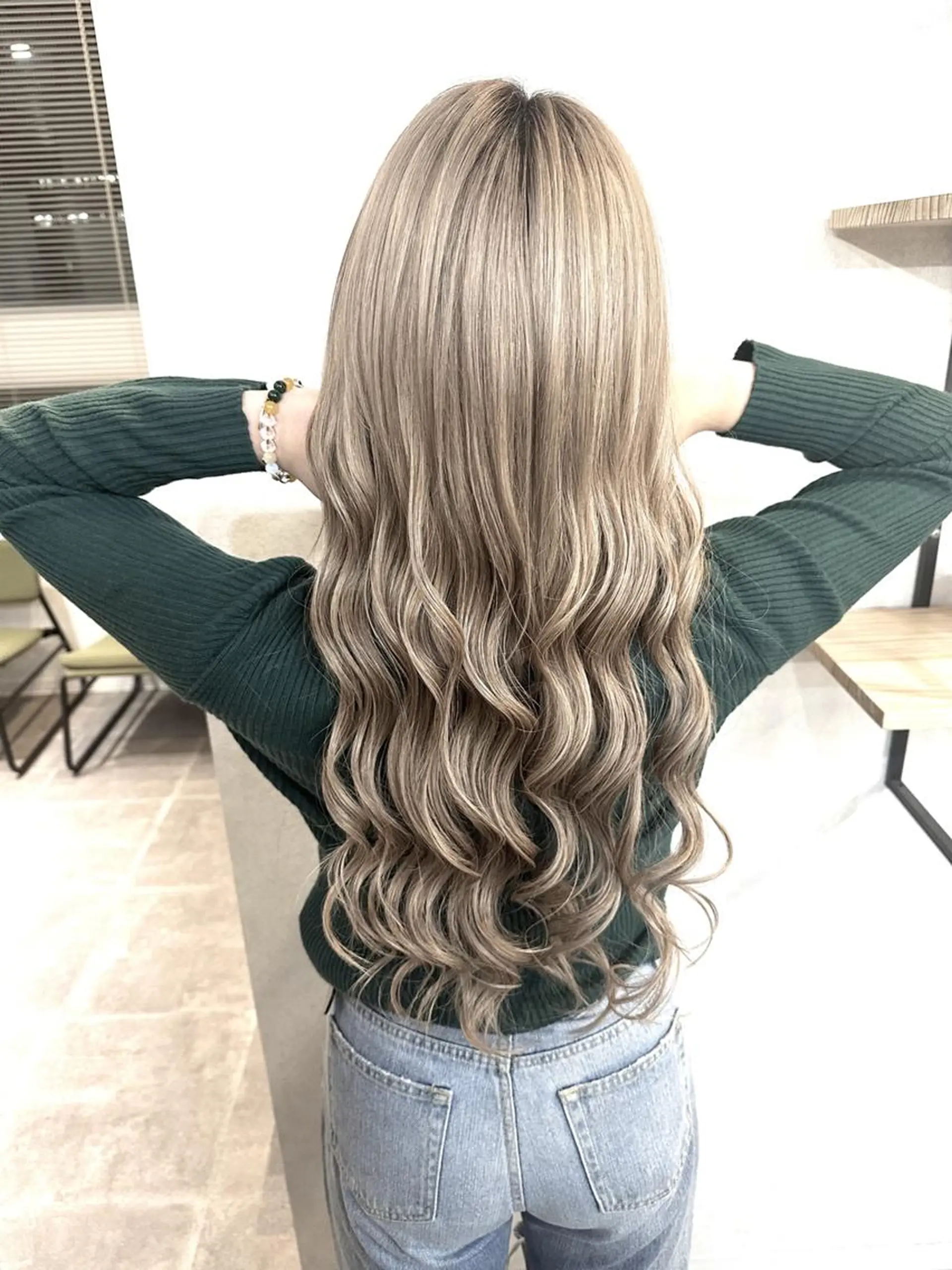 ロング ヘアアレンジ カラー ハイトーン カラーのヘアスタイル