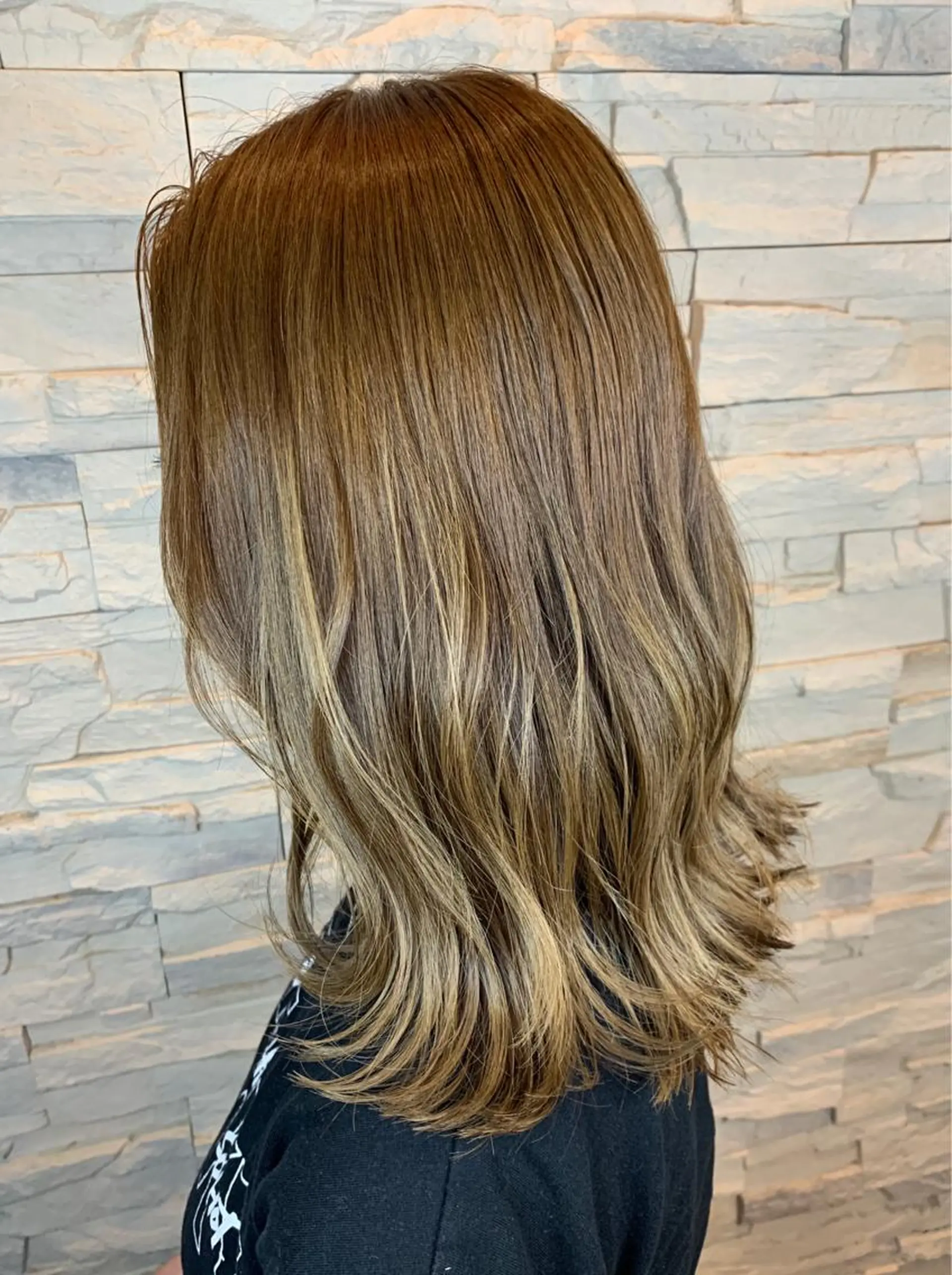 ミディアム カラー ブリーチ ハイトーンカラー ブリーチなしカラー カット ヘアカラー トリートメント 菅野 愛のヘアスタイル