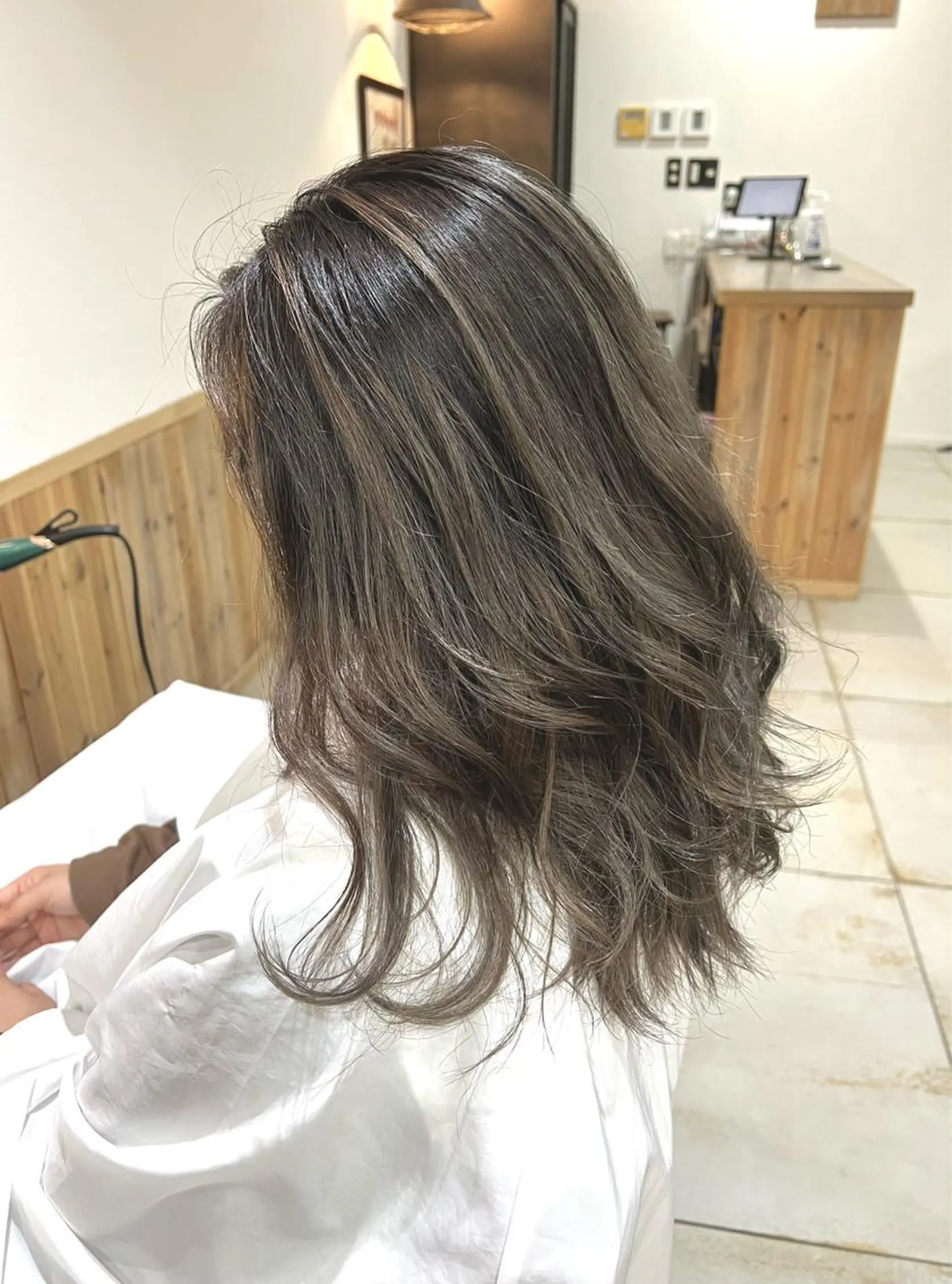 セミロング ハイライトバレイヤー ジュ🎨川村聖吾🎨のヘアスタイル