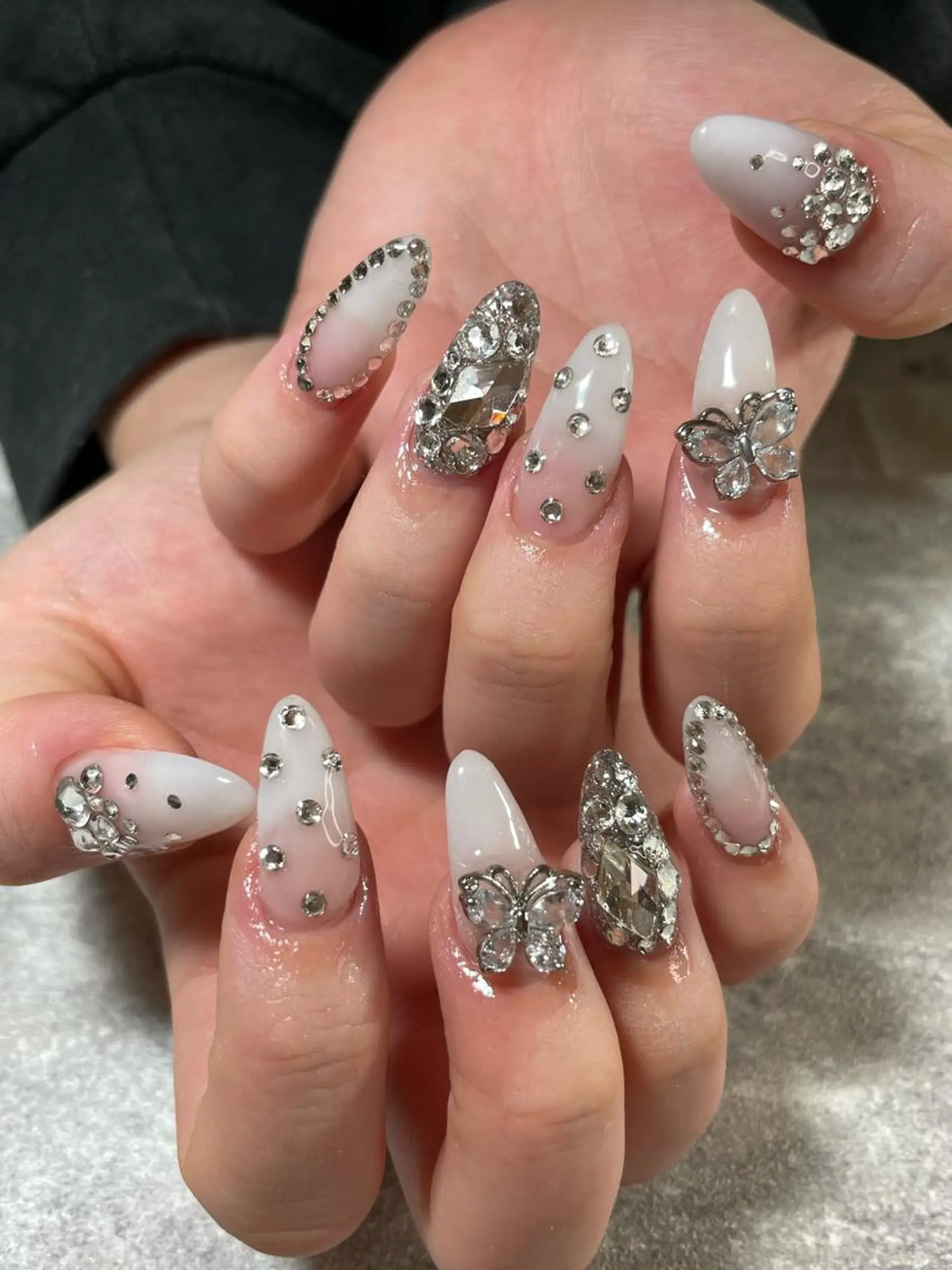 ネイル ストーンネイル ハンドネイル ハンドケア 蓑原 佳央里のネイルデザイン