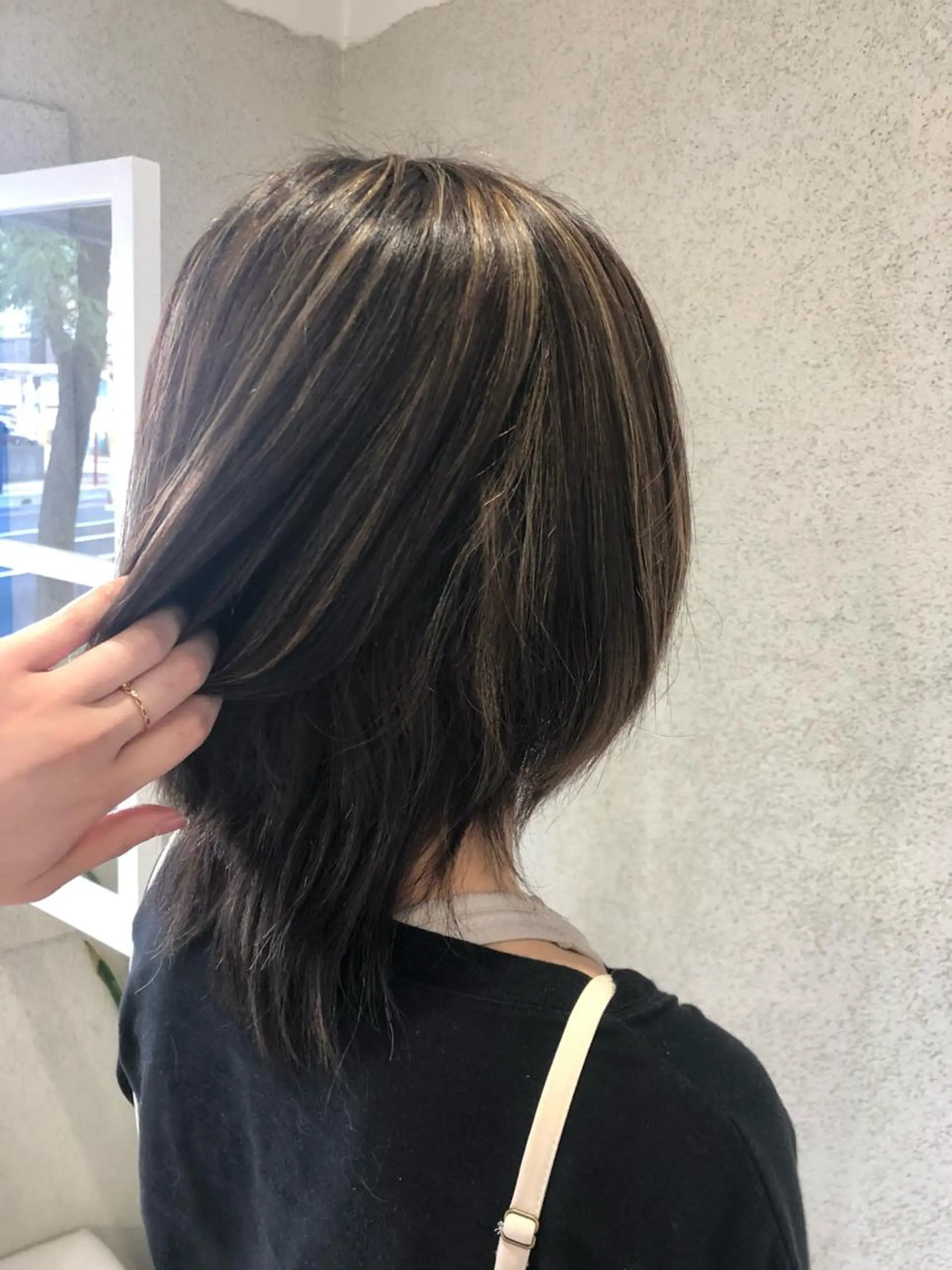 ミディアム カラー ハイライトカラー ハイライト カット ヘアカラー トリートメント 阿部 美咲のヘアスタイル