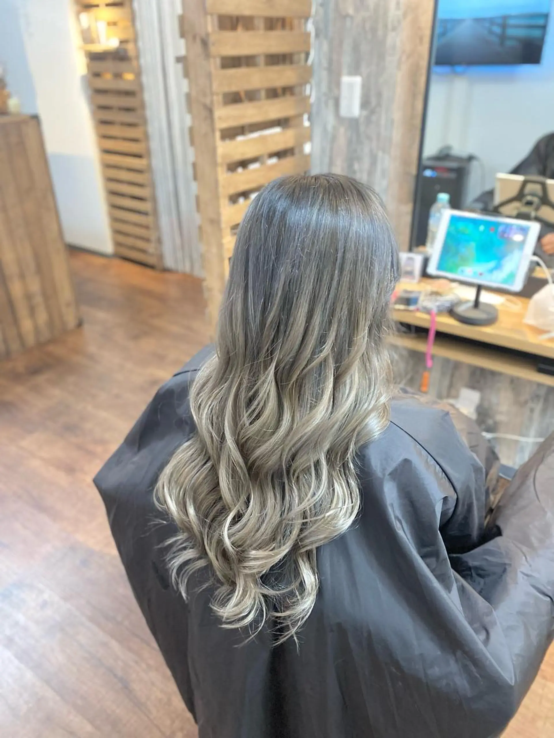 ロング カラー バレイヤージュ レイヤーカット カット ヘアカラー トリートメント Luzir⭐︎ GEN⭐︎のヘアスタイル