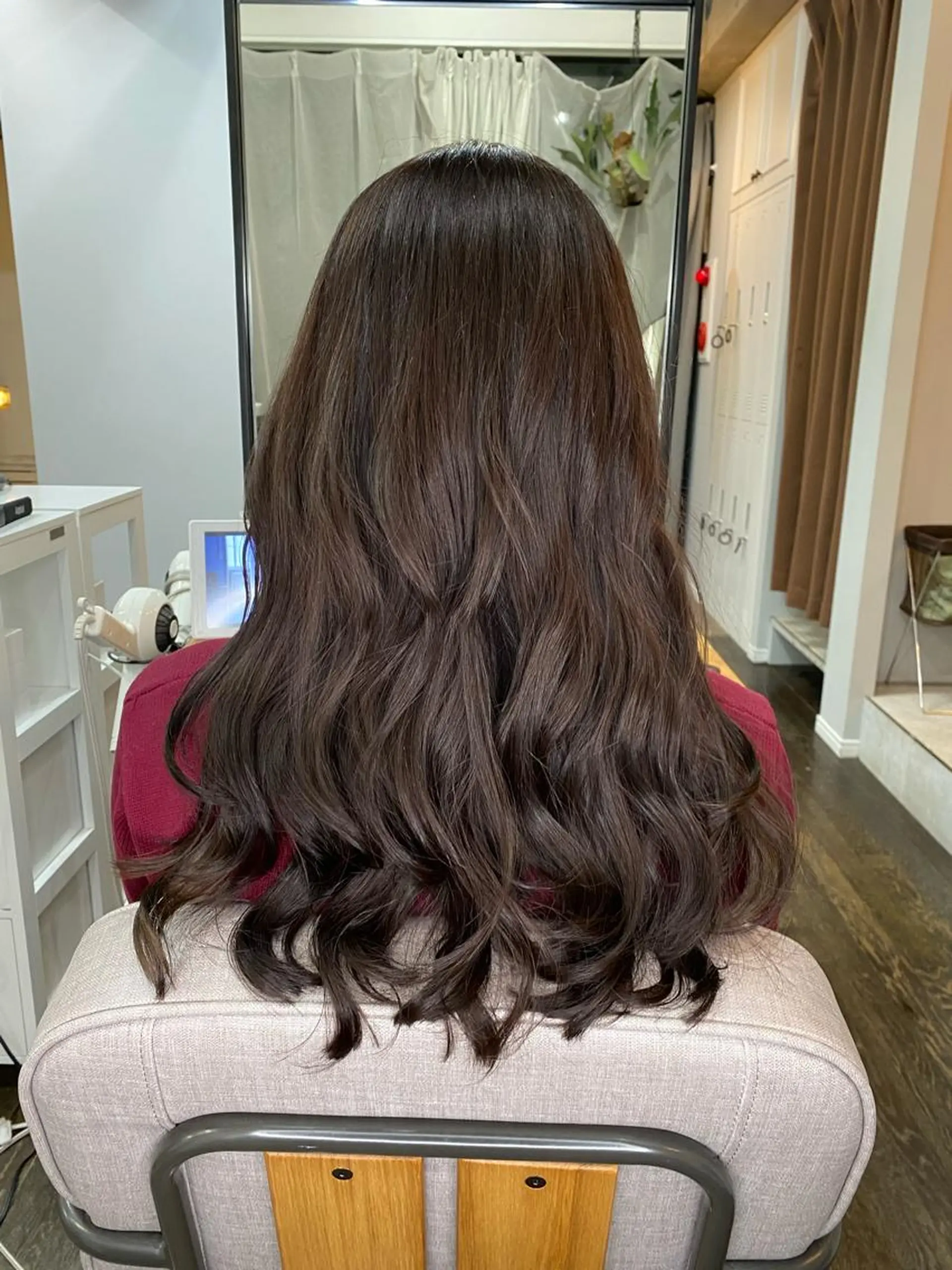 ロング カラー グレージュ ミルクティーグレージュ ロング 統括マネージャー/ 髪のドクター/前原悟のヘアスタイル