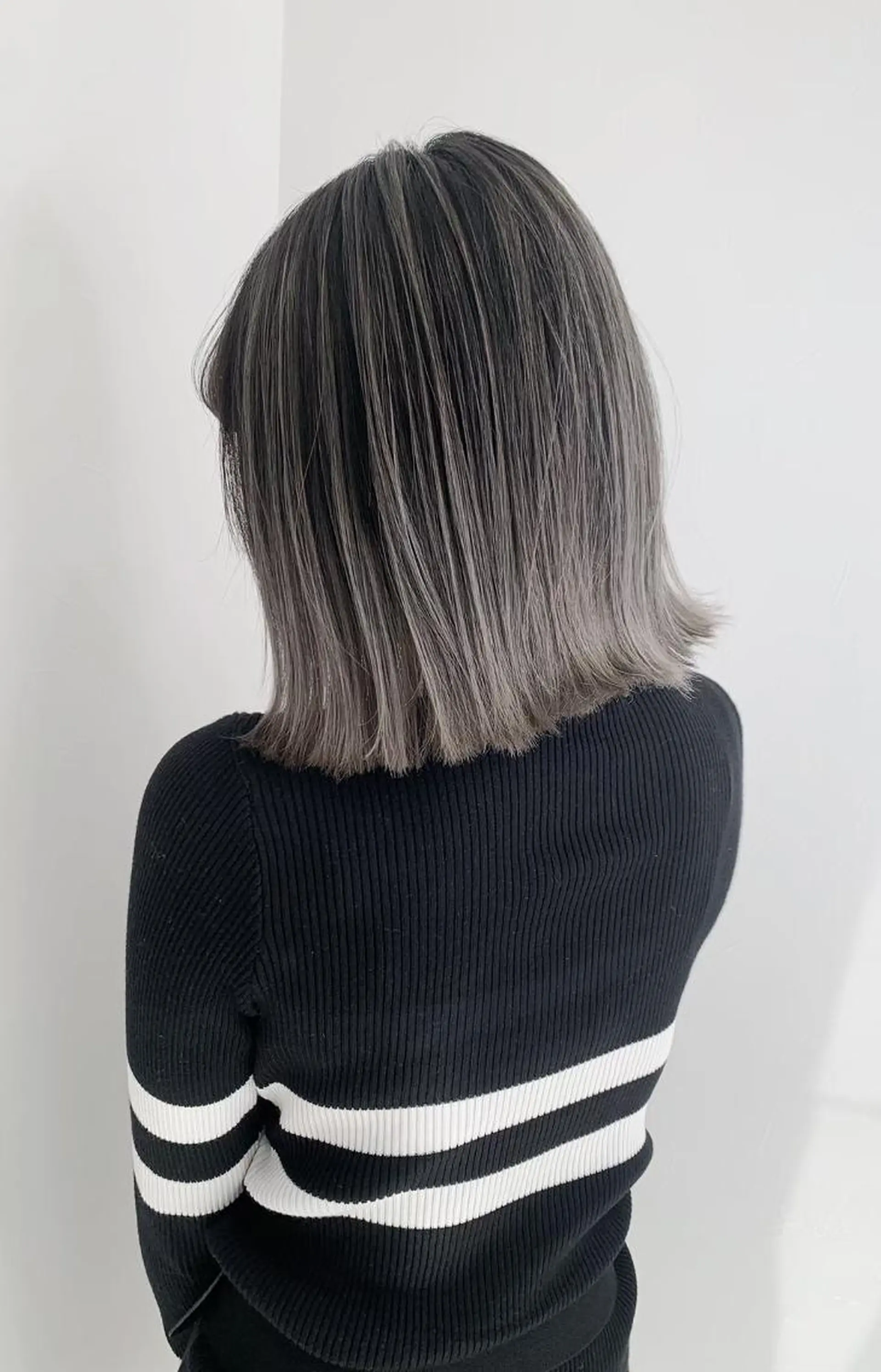 ミディアム ボブ 斜めバング 外国人風カラー 伸ばしかけ ハイライト カット ヘアカラー ＿WHITE鳳店 アンダーバーホワイトのヘアスタイル