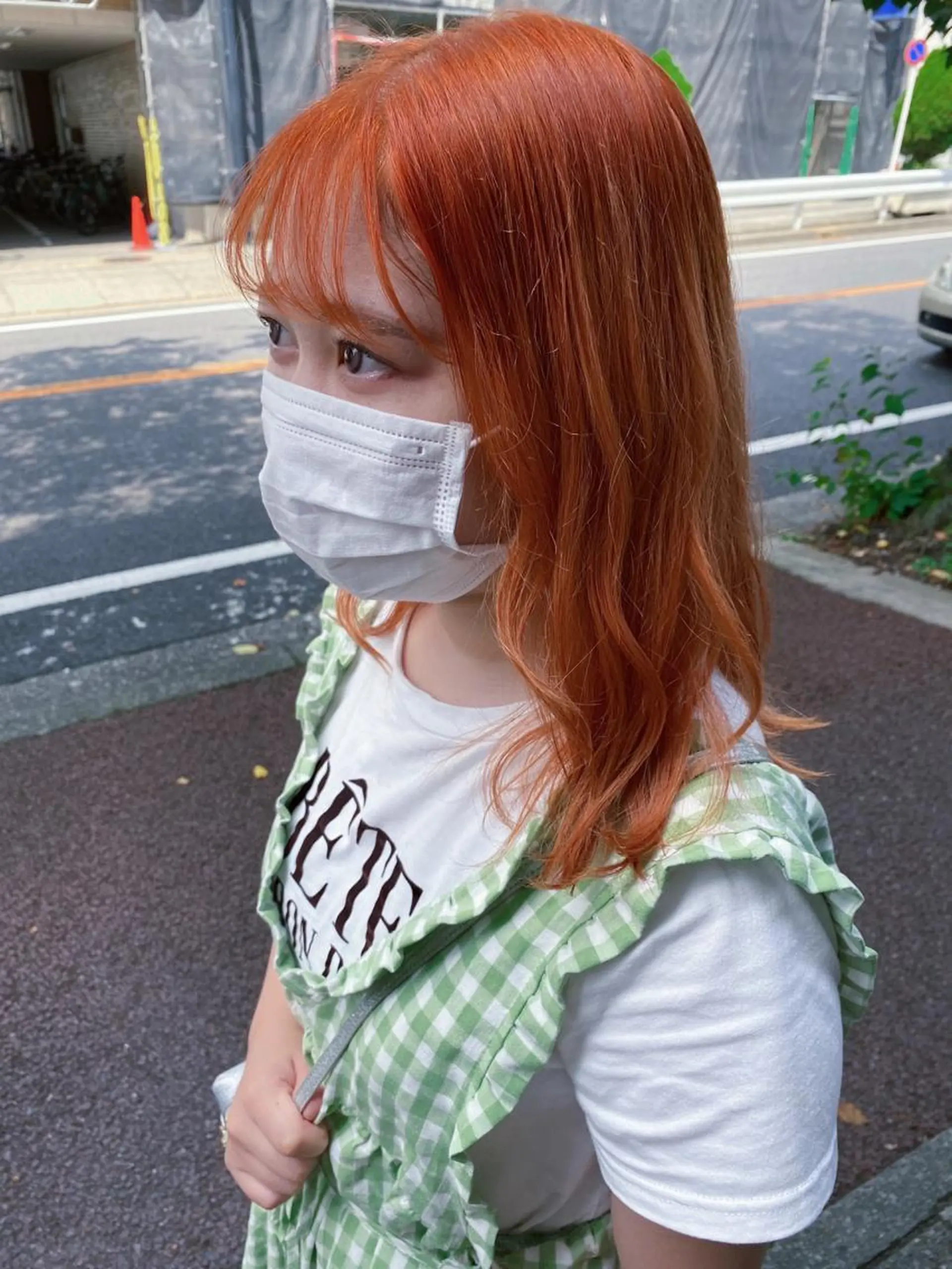 セミロング カラー オレンジ ヘアカラー 塩澤 榛奈のヘアスタイル