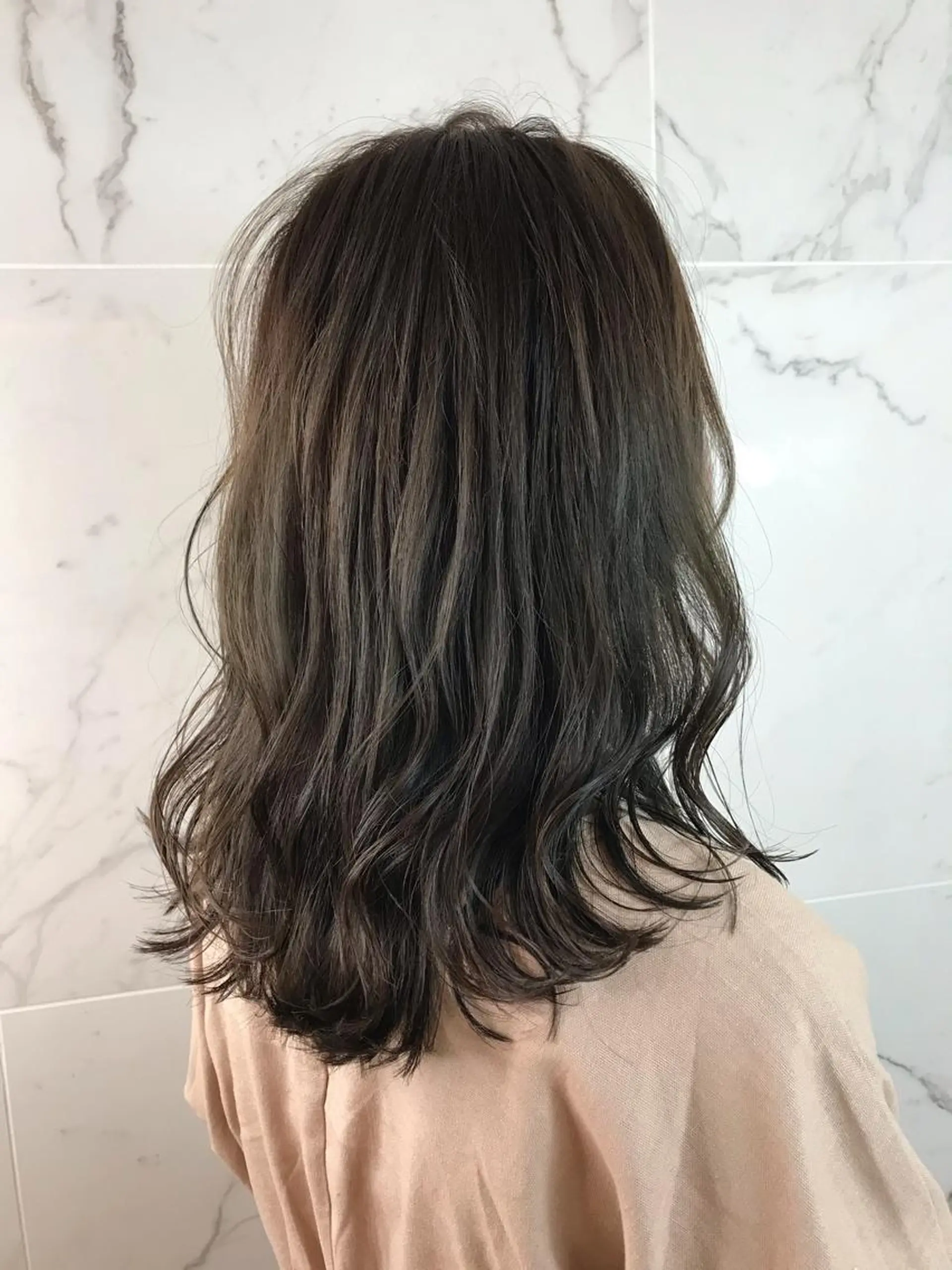 セミロング カラー ヘアアレンジ アディクシーカラー アッシュ ベージュカラー カット ヘアカラー トリートメント 今井 由佳のヘアスタイル