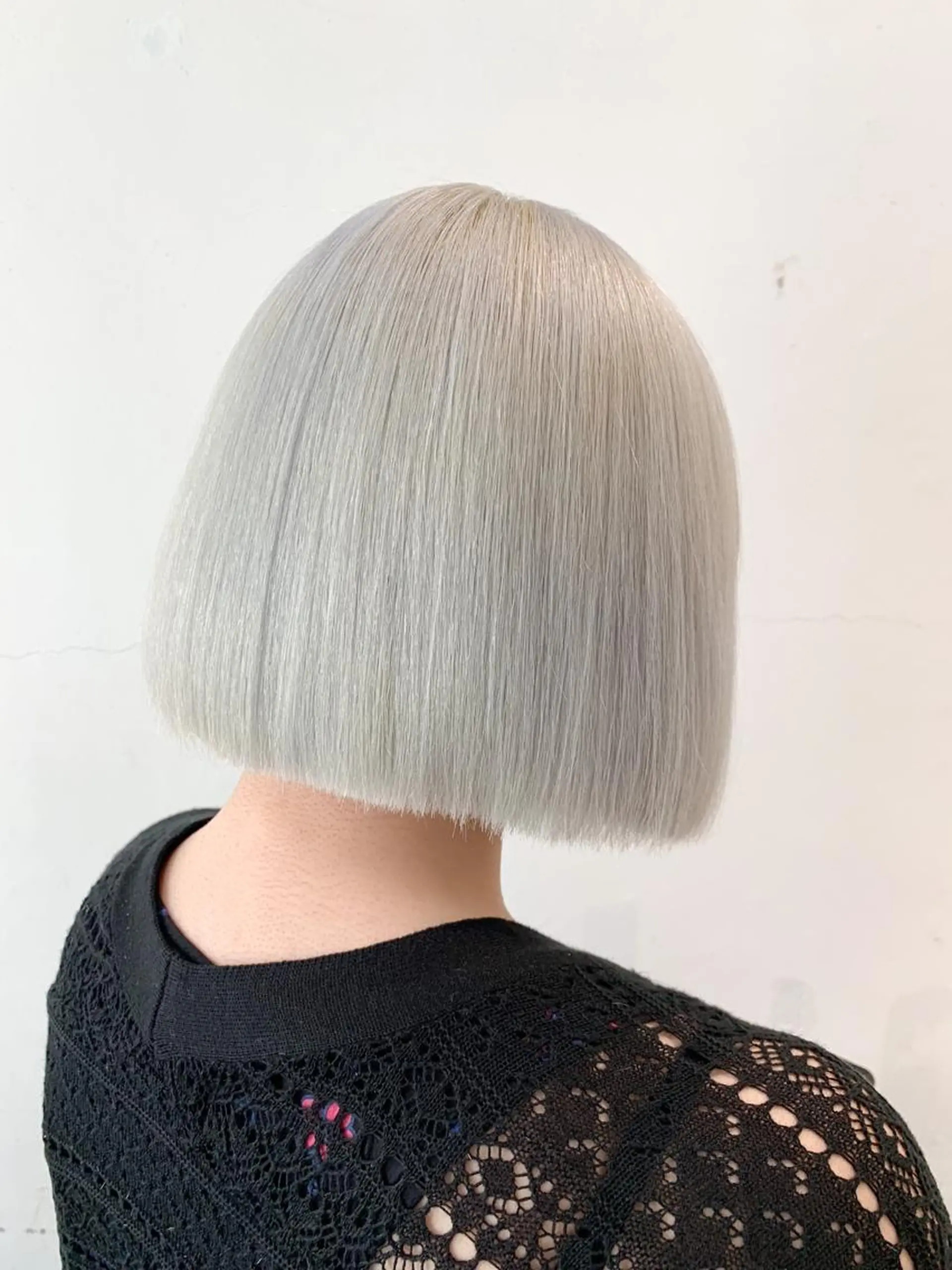 セミロング カラー 切りっぱなしボブ ブリーチ ブロンド ケアブリーチ ホワイトブロンド ヘアカラー トリートメント THE./ブリーチ 透感カラー/髪質改善のヘアスタイル