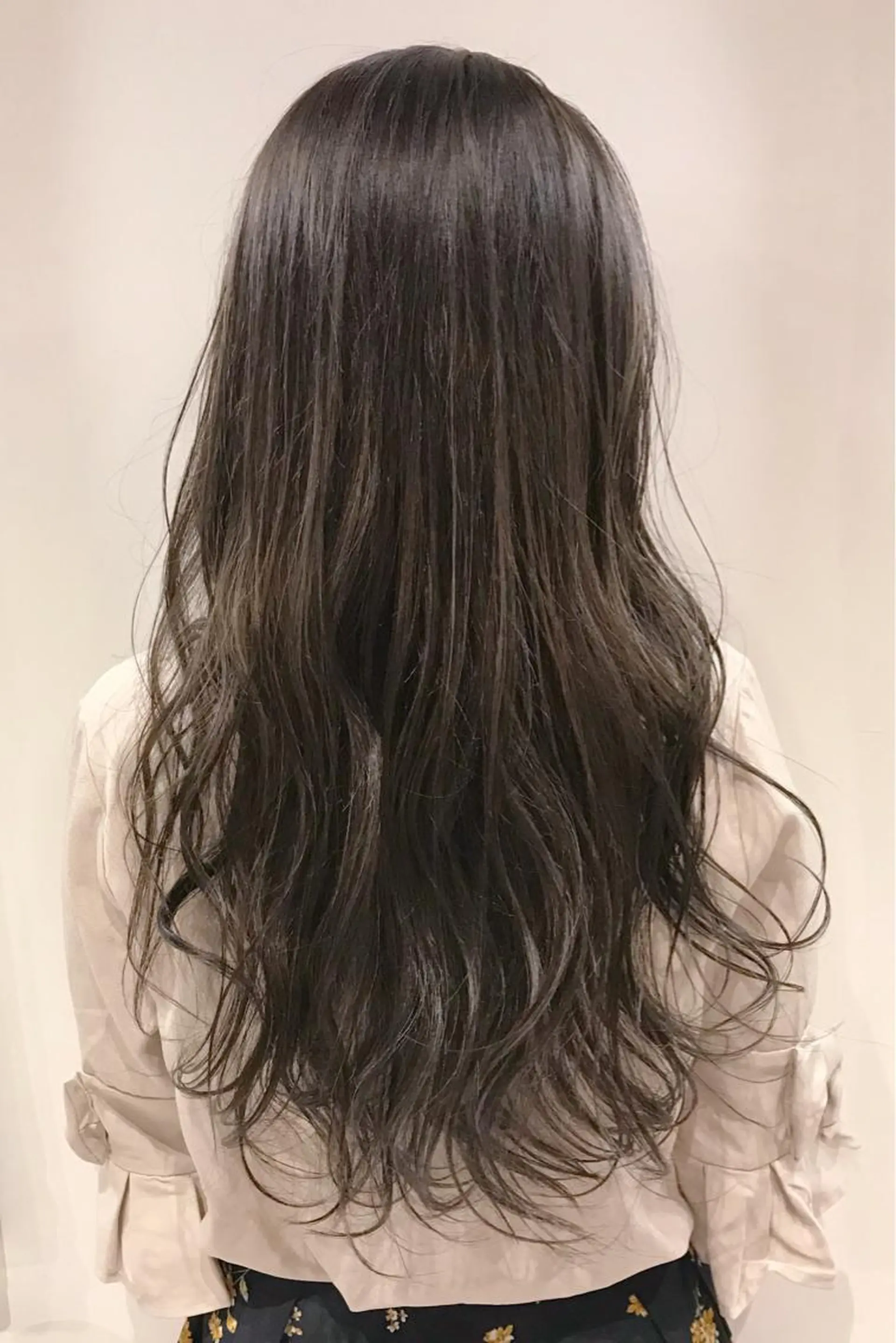 ロング カラー パーマ アッシュ 透明感カラー ダークグレー ハイライトカラー ハイライト 二児のパパで店長な 戸田健治のヘアスタイル