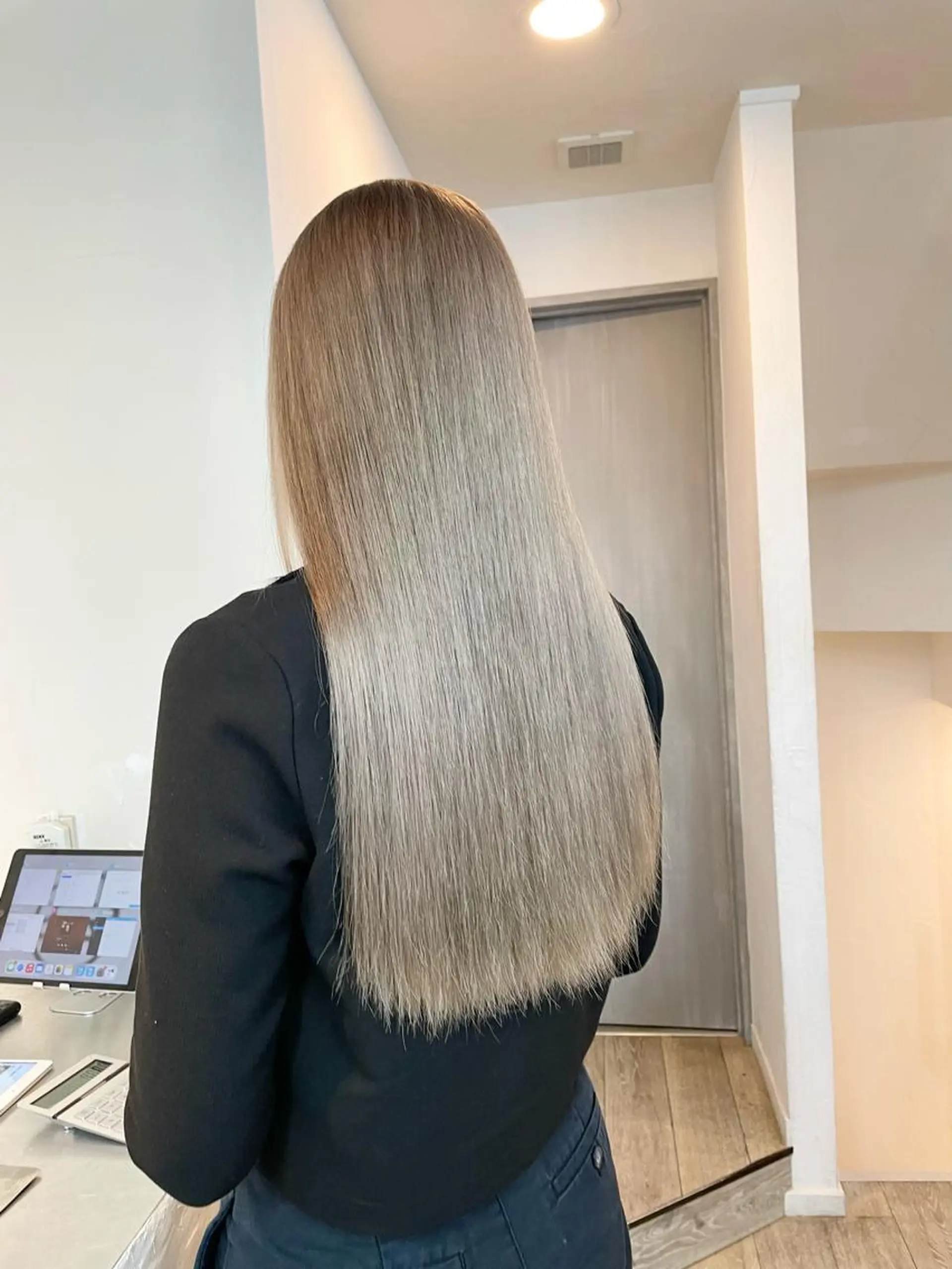 ロング カラー グレージュ ミルクティーグレージュ ハイトーン×レイヤー ／遠藤将太のヘアスタイル