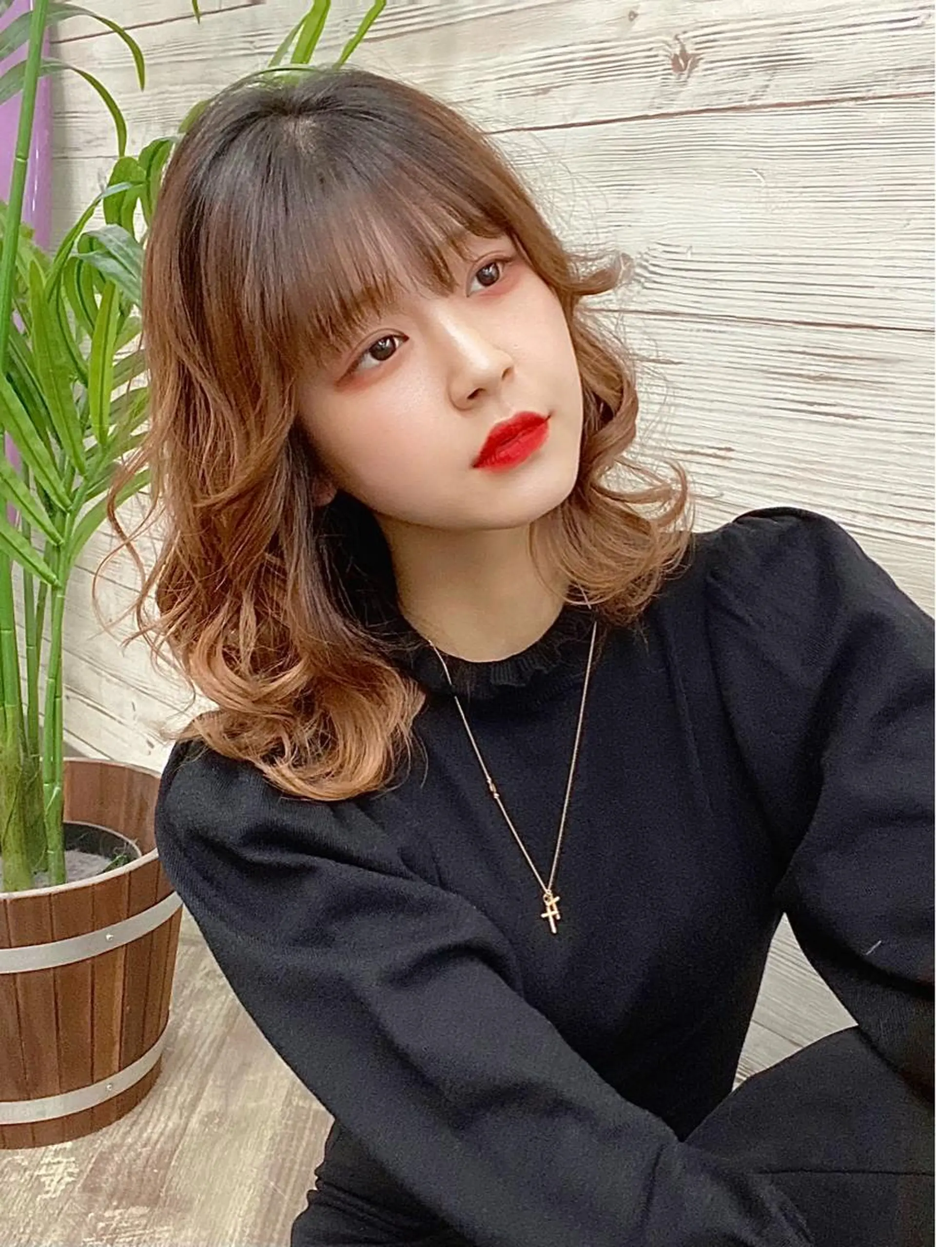ミディアム カラー ヘアアレンジ アイブロウ ショートボブ 編み込みエクステ シールエクステ ミディアムパーマ バレイヤージュ LAVENDIA 初音のヘアスタイル