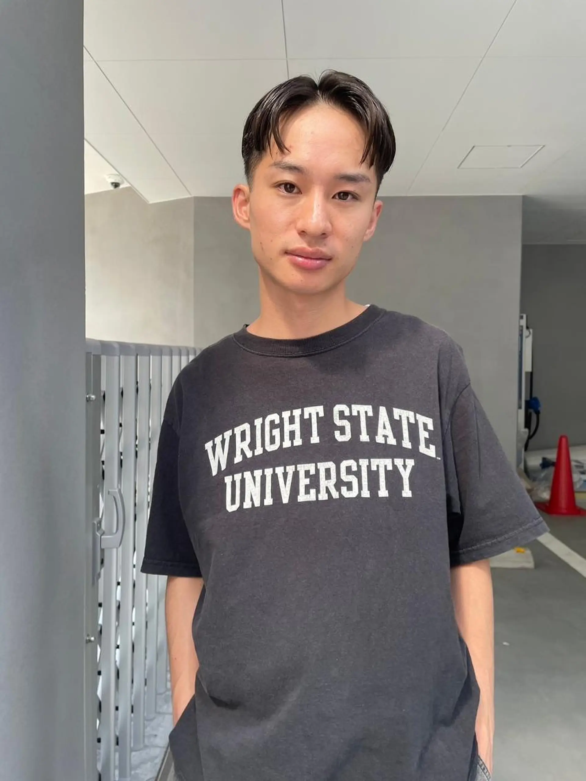 ショート メンズ パーマ メンズブリーチ センターパート ダウンパーマ フェードカット メンズハイライト カット 縮毛矯正 CEINE loqのヘアスタイル