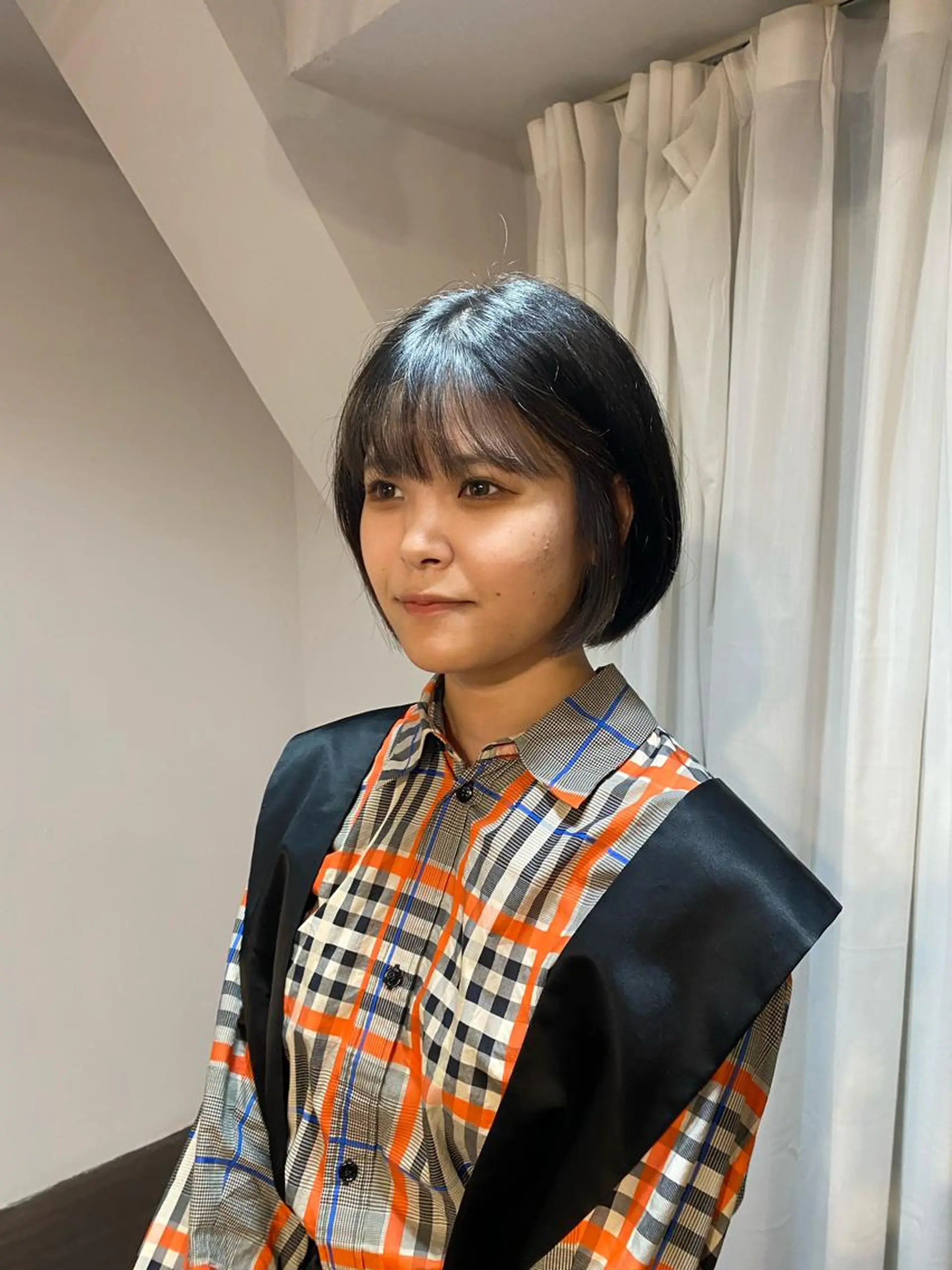 ミディアム カラー ヘアアレンジ インナーカラー シルバー ボブ レイヤーカット×髪質 改善🇰🇷シオリのヘアスタイル