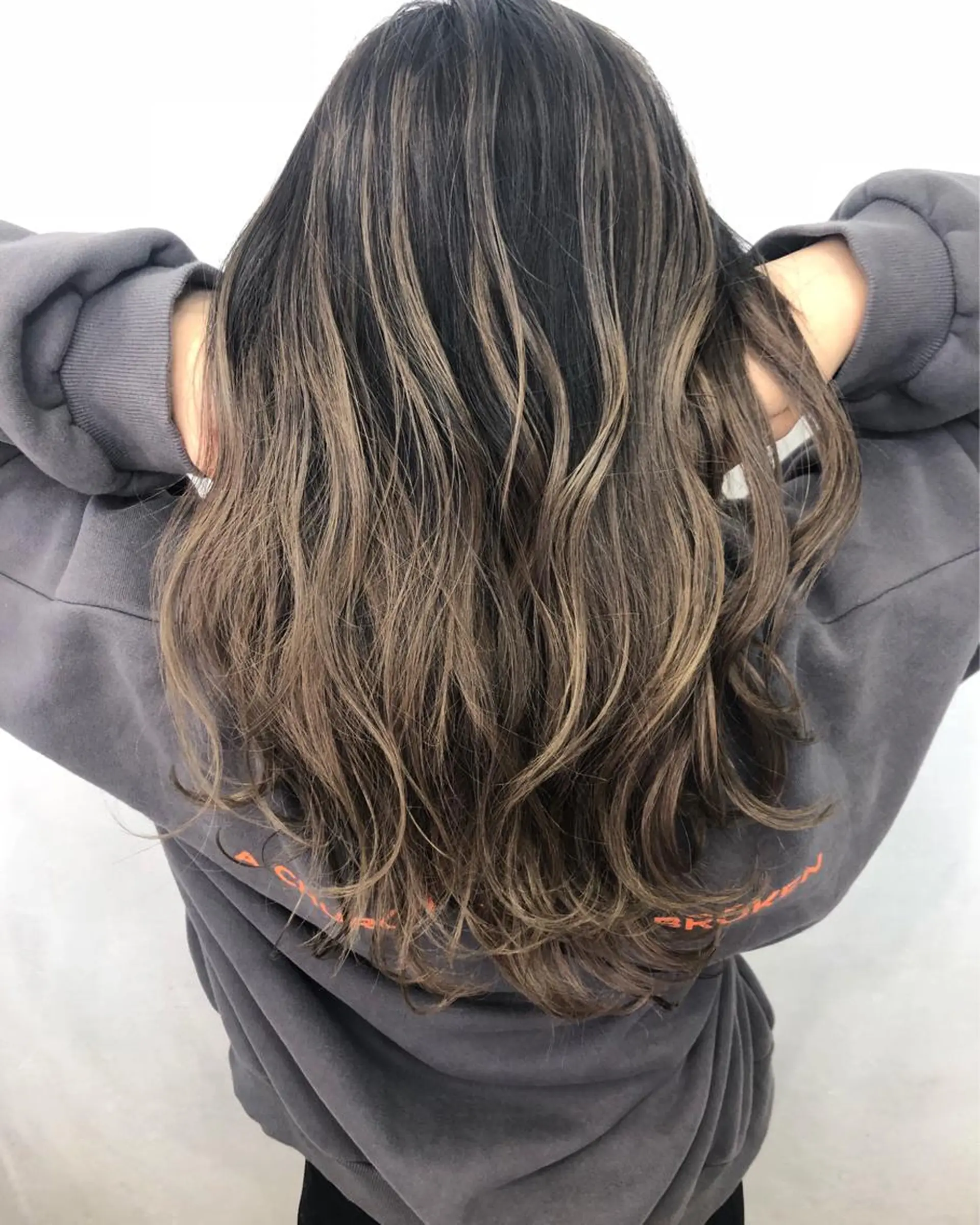 ロング カラー バレイヤージュ レイヤーカット ヘアカラー トリートメント ブリーチカラーレイヤ ーカット🦋annaのヘアスタイル