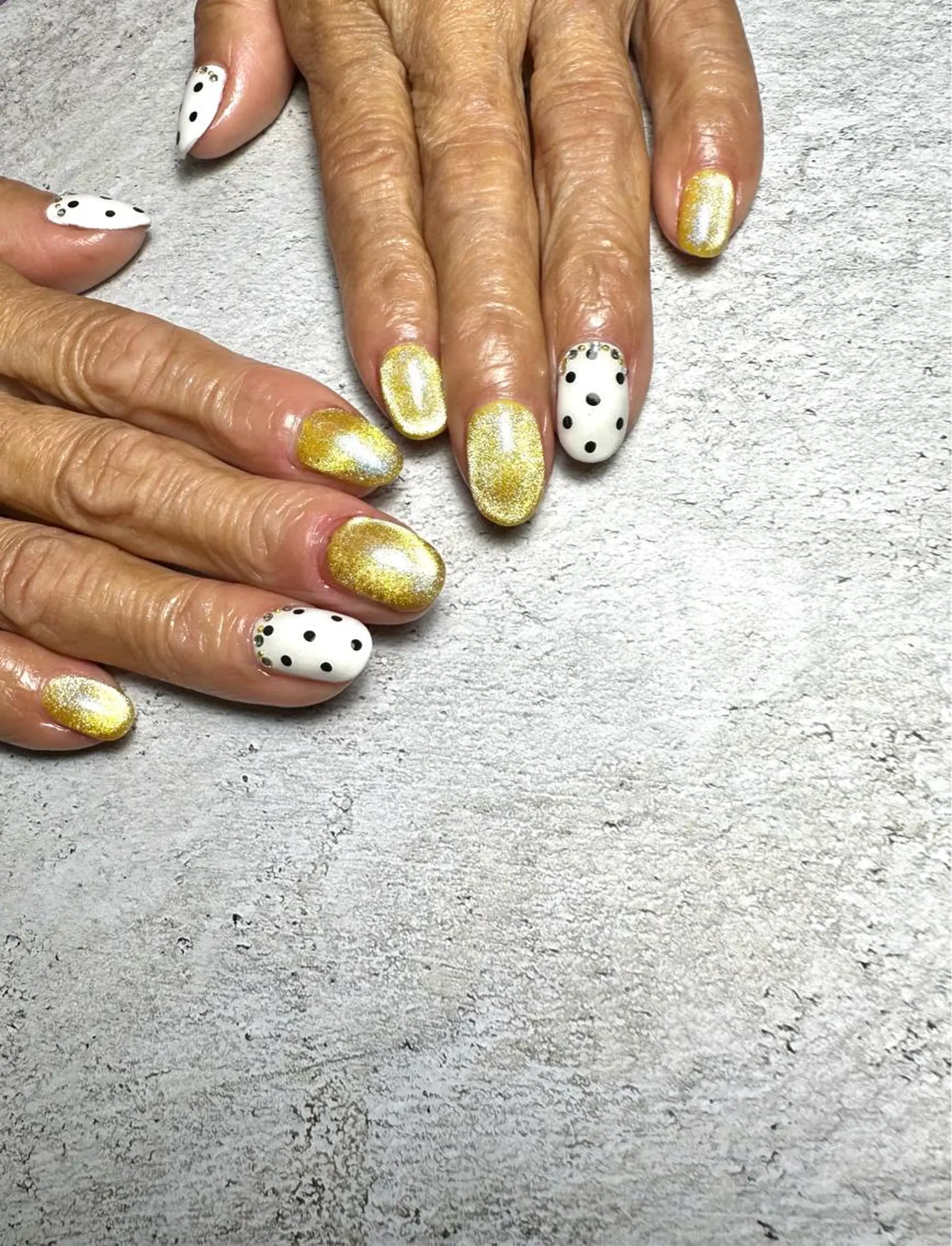 ネイル ドット キラキラネイル マグネットネイル ストーンネイル ホワイト ハンドネイル Nakano Kanaのネイルデザイン