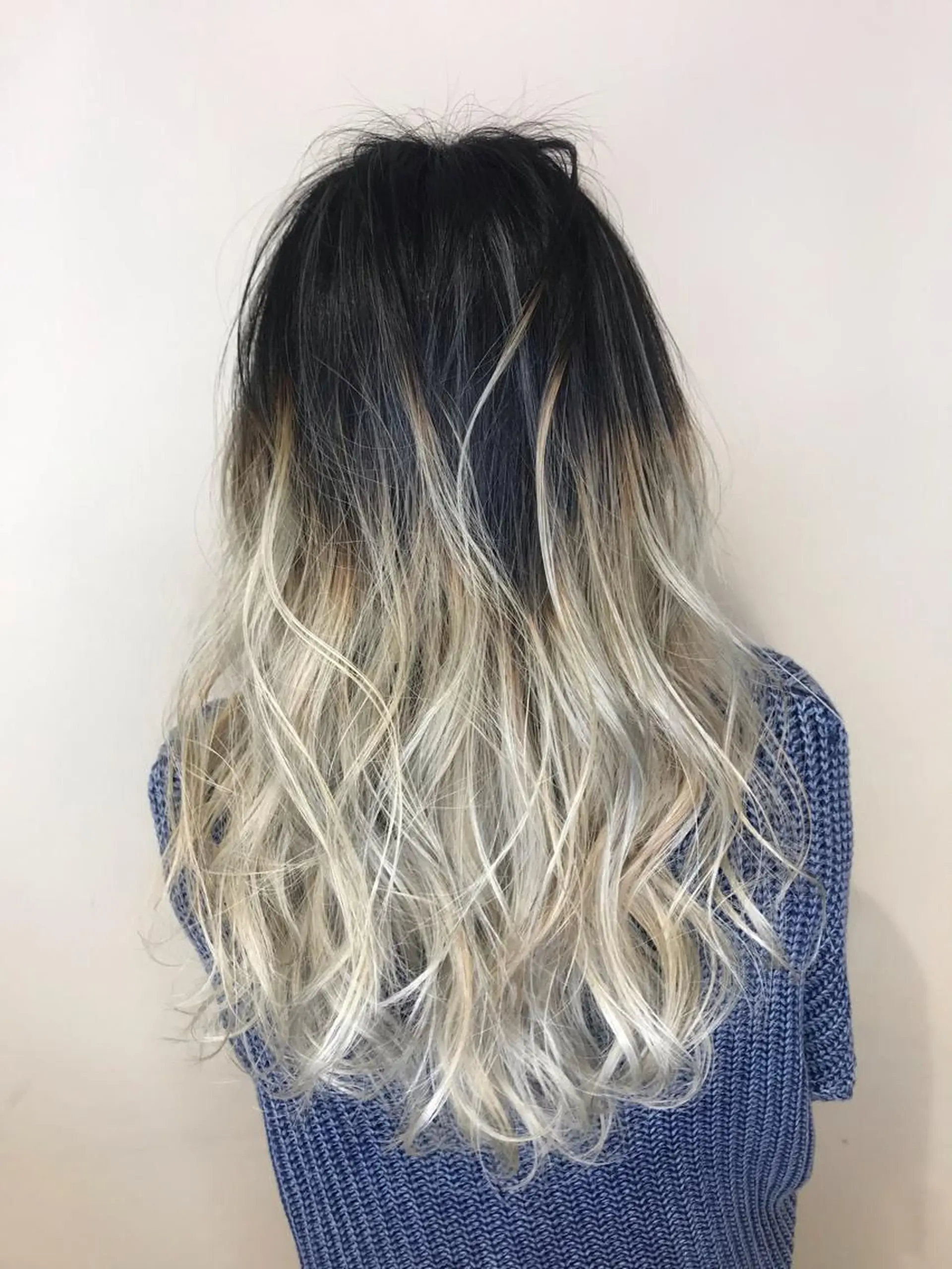 ミディアム カラー アッシュ アッシュグレー アッシュグレージュ バレイヤージュ ベージュカラー AMI Hair supply所属・髪質改善カラー韓国風 レイヤーtudaのヘアスタイル