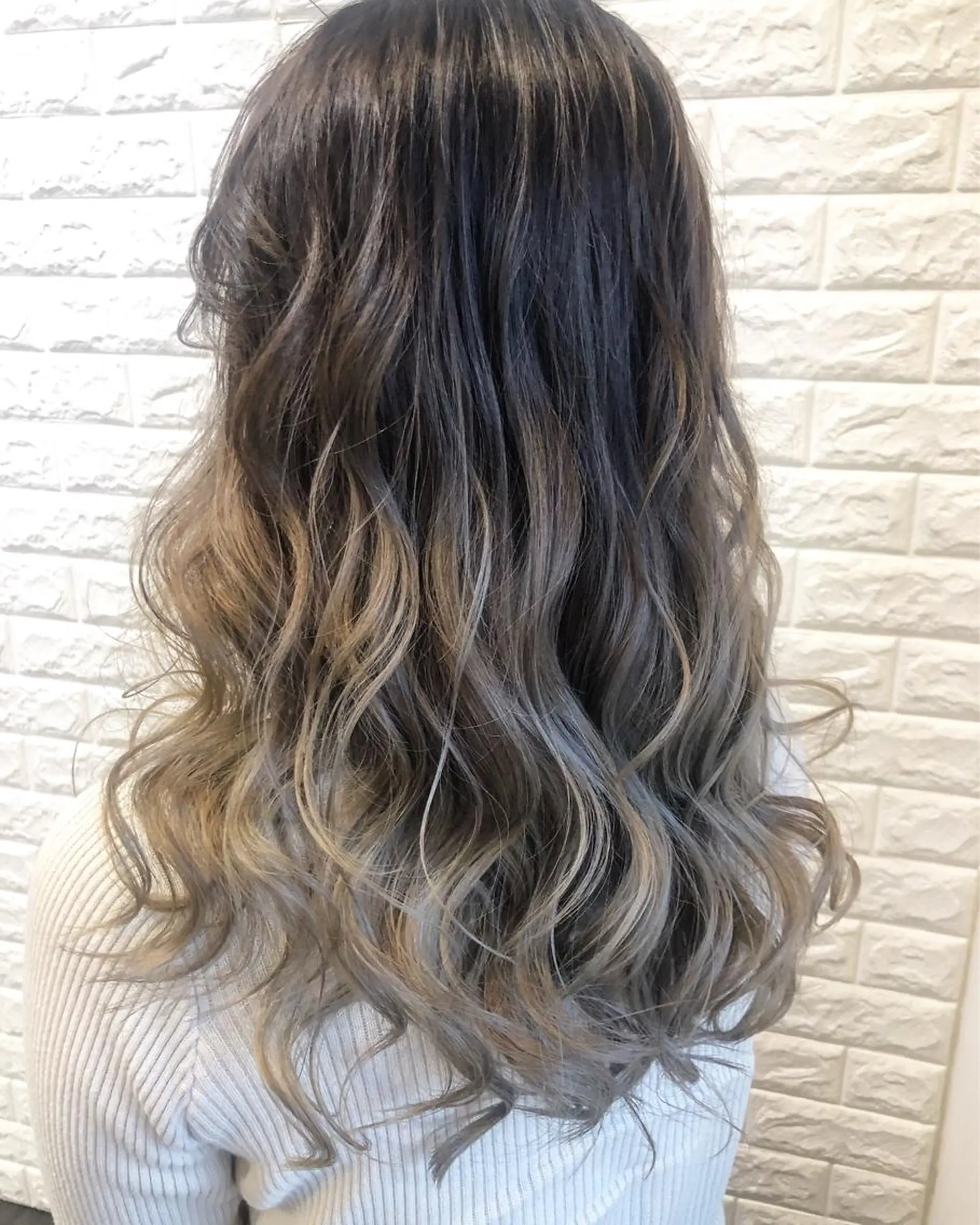 セミロング カラー グラデーションカラー グレージュ シルバー シルバーグレージュ 西本 夏美のヘアスタイル
