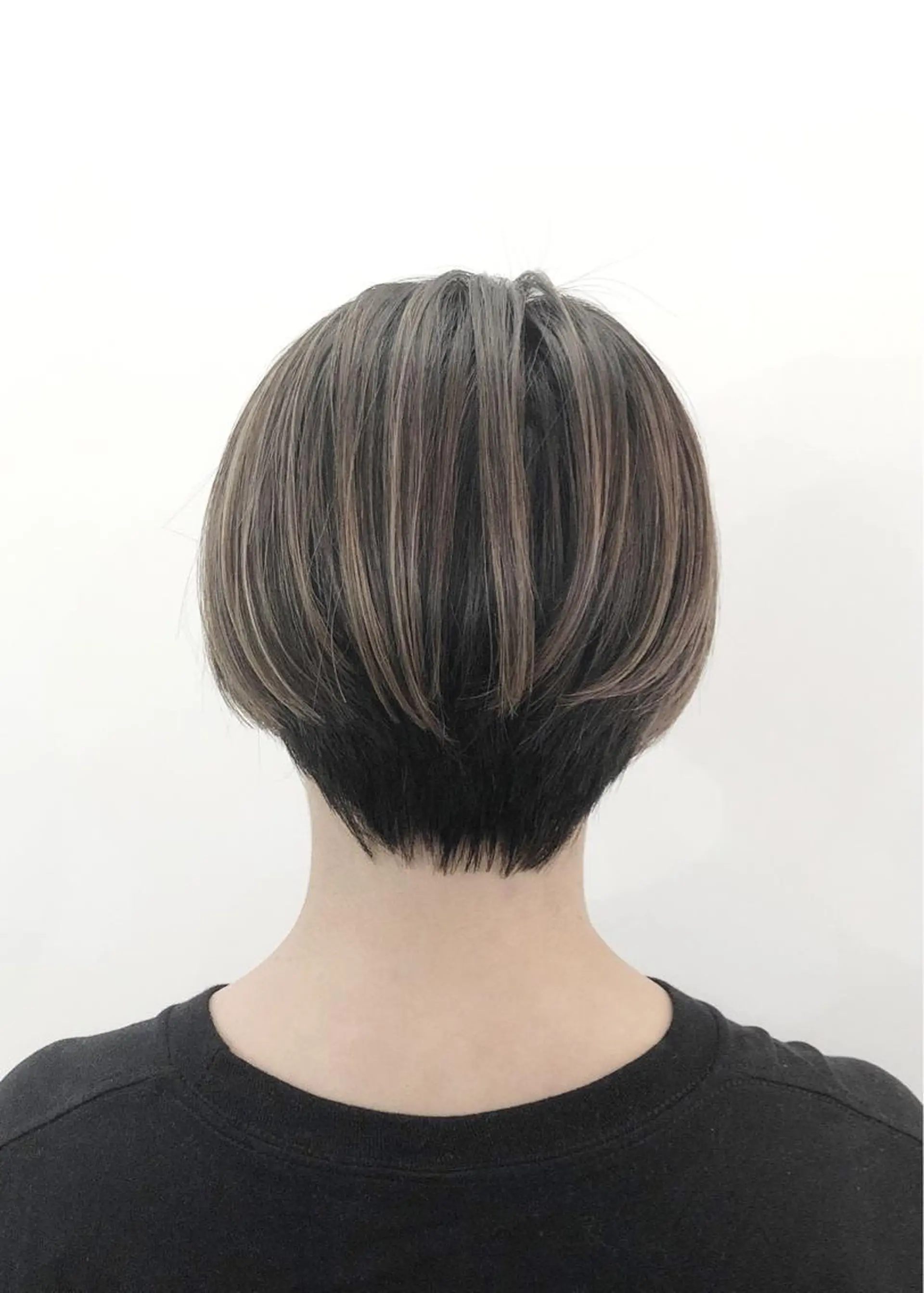 ショート カラー ブリーチ ダブルカラー グレージュ ハイライトカラー ハイトーンカラー LadyBeetle 山本泰史のヘアスタイル