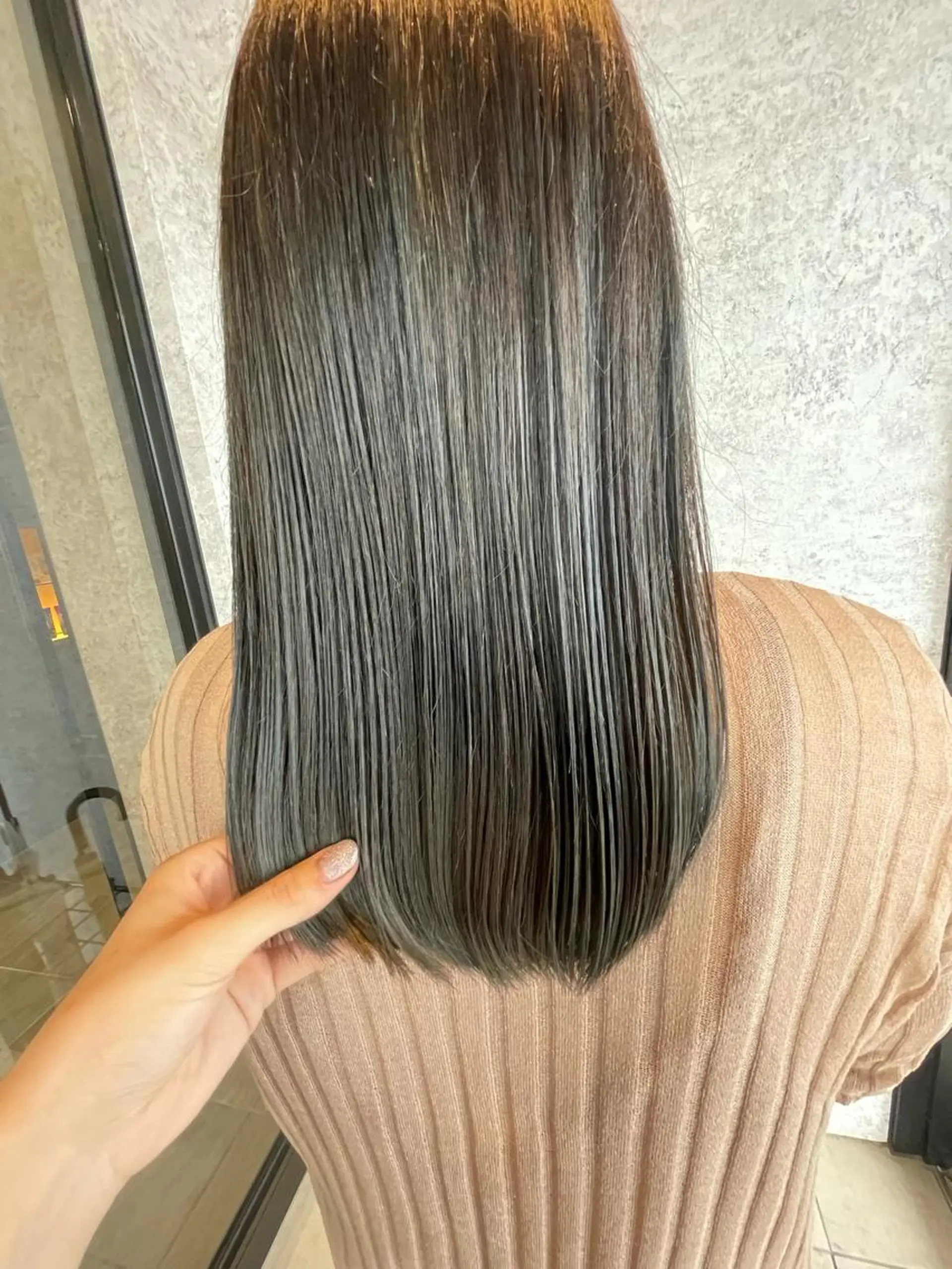 ロング カラー ベージュカラー ブリーチ ブラウンカラー ショコラブラウン ココアブラウン ヘアカラー earth ノノカ 柔らかベージュカラーのヘアスタイル