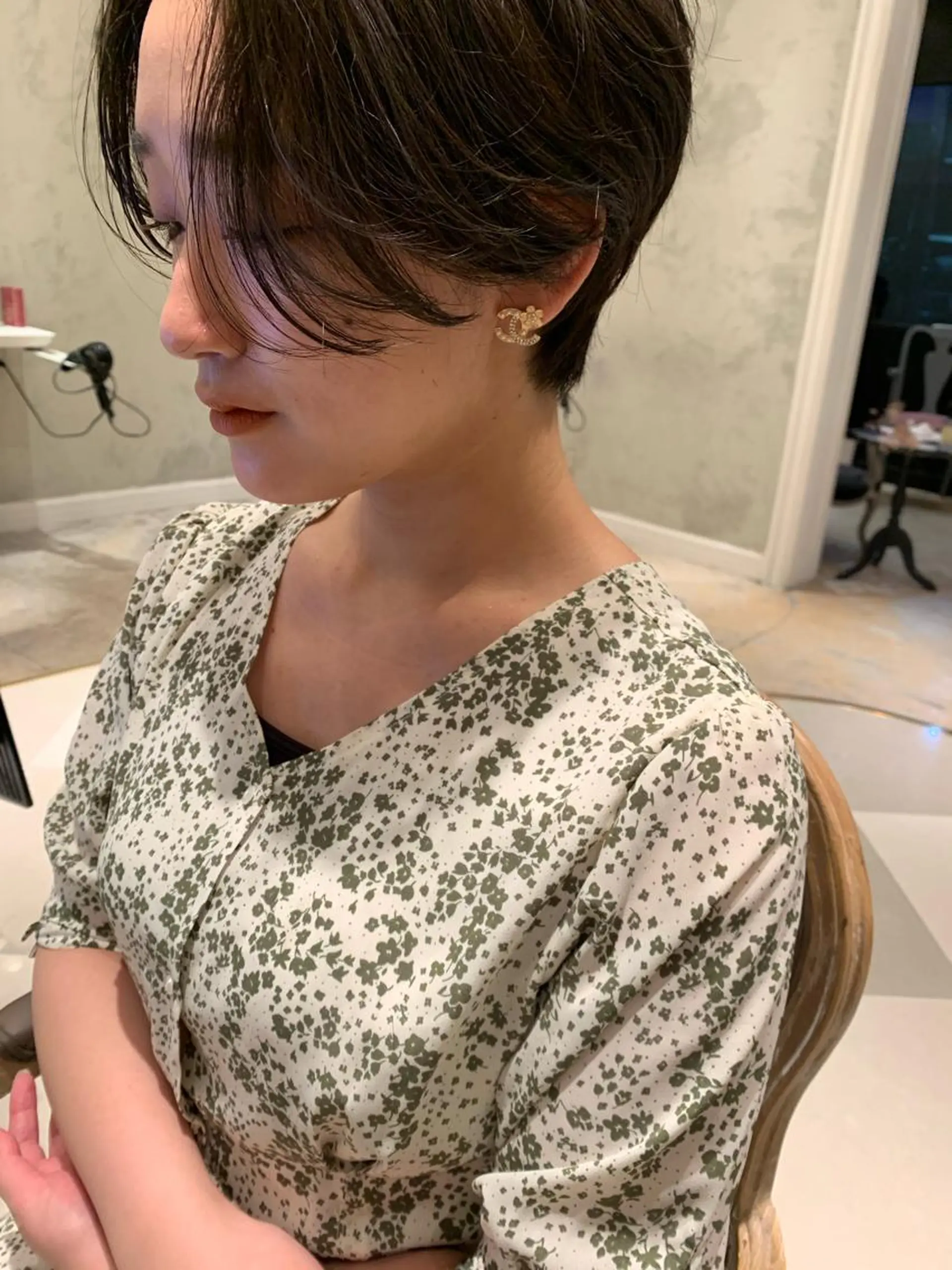 ショート カラー SAKINO． ベージュカラーのヘアスタイル