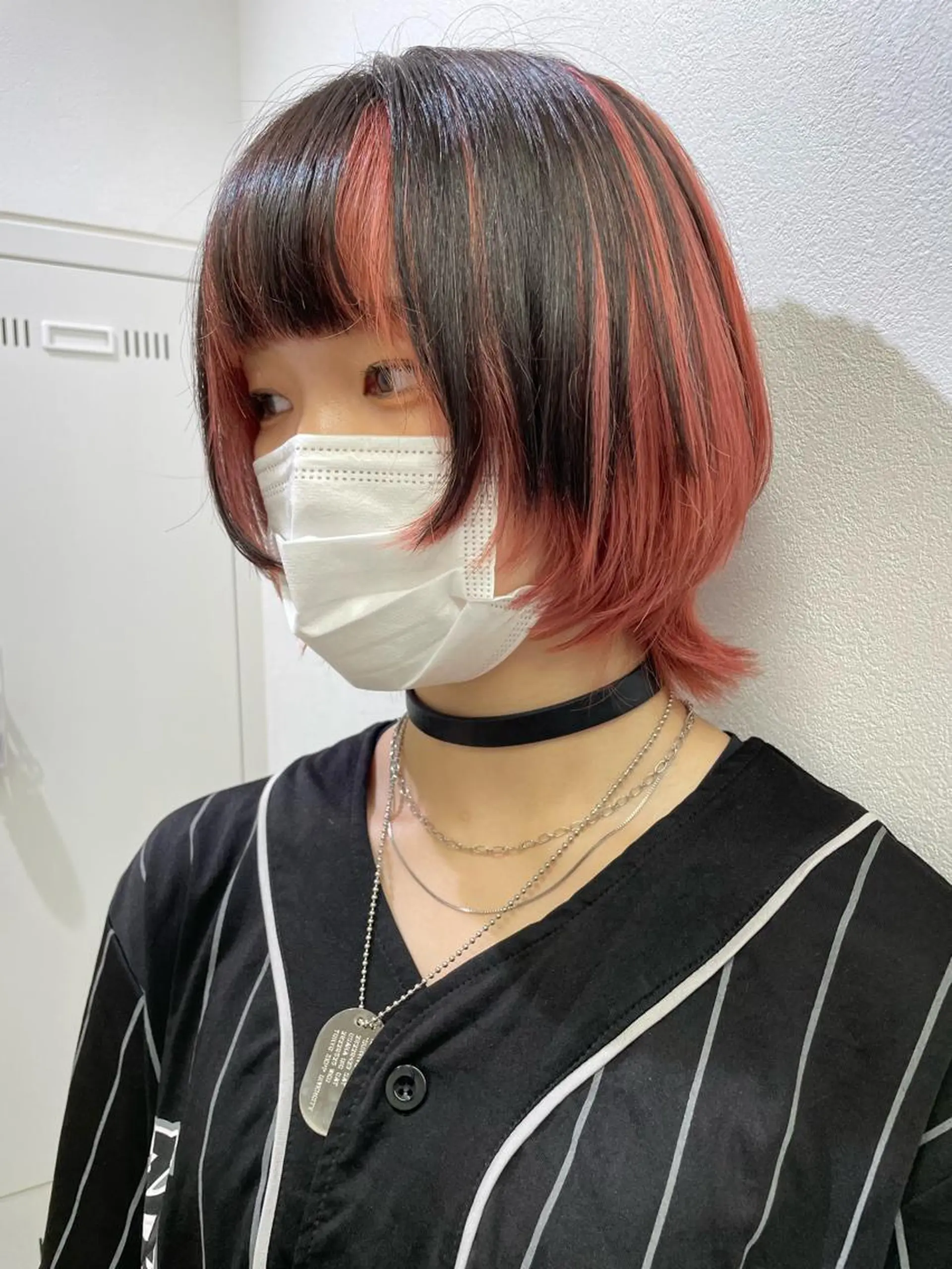 ミディアム カラー 渡部凌我 小顔ウルフ ハイトーンカラーのヘアスタイル