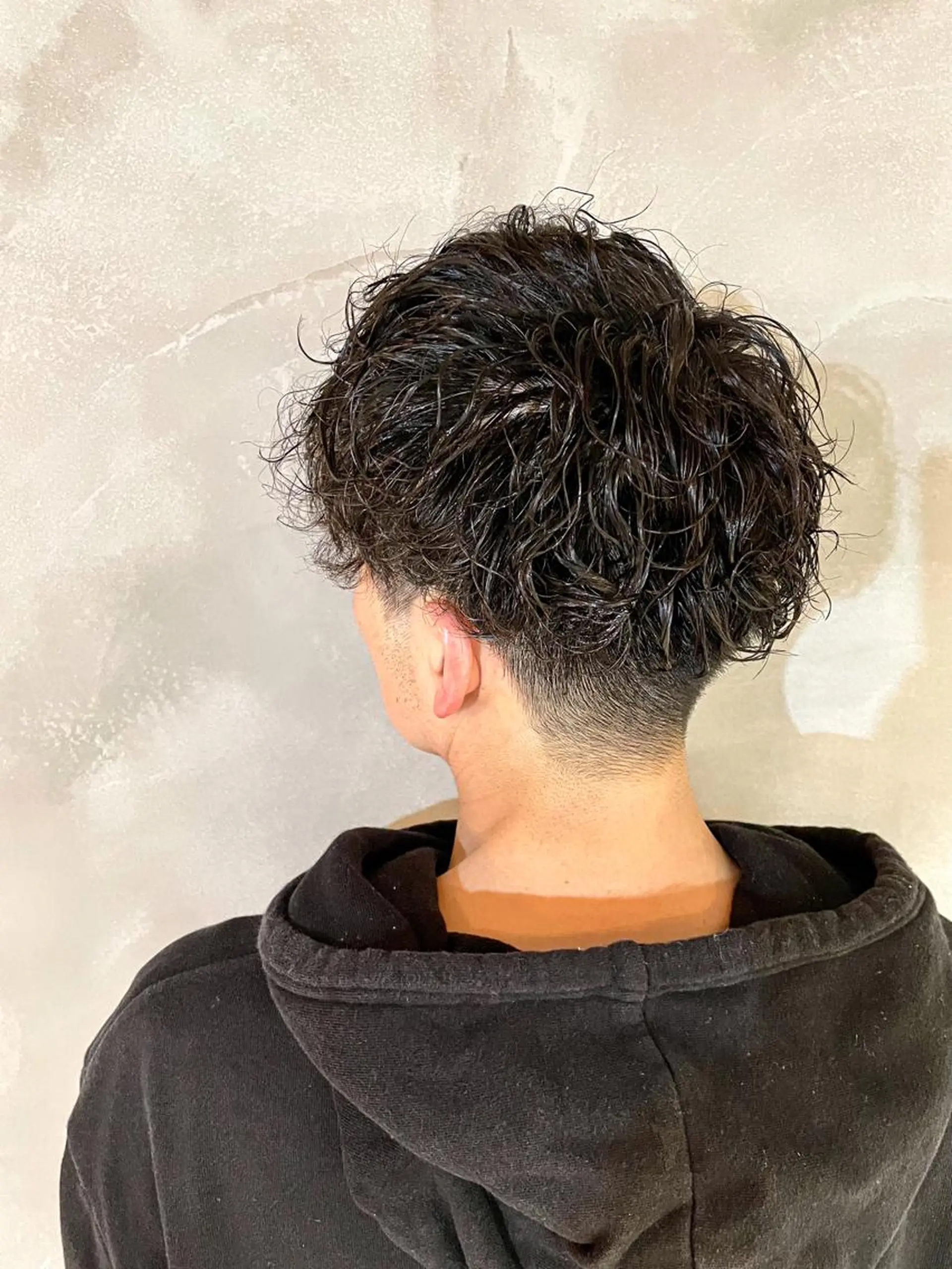 ショート パーマ メンズ フェザーパーマ メンズパーマ ツイストスパイラルパーマ 波巻きパーマ ニュアンスパーマ お悩み解決カット& パーマ。お任せ下さいのヘアスタイル