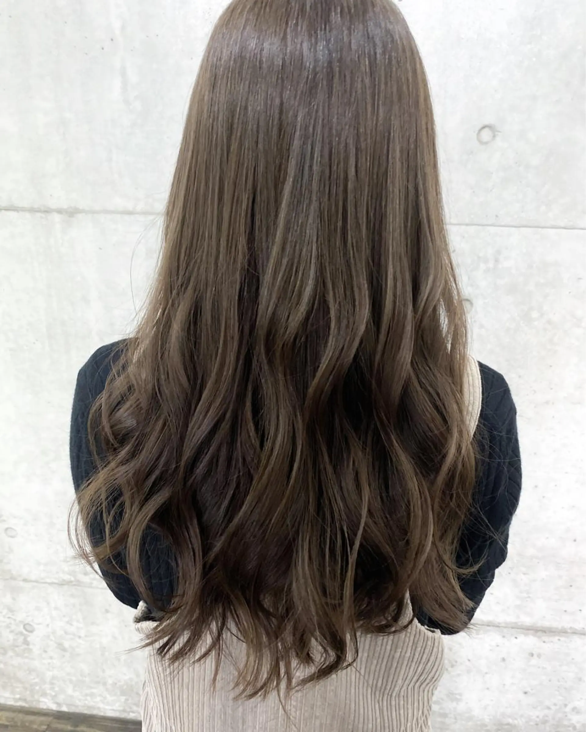 ロング 秋月 亜耶のヘアスタイル