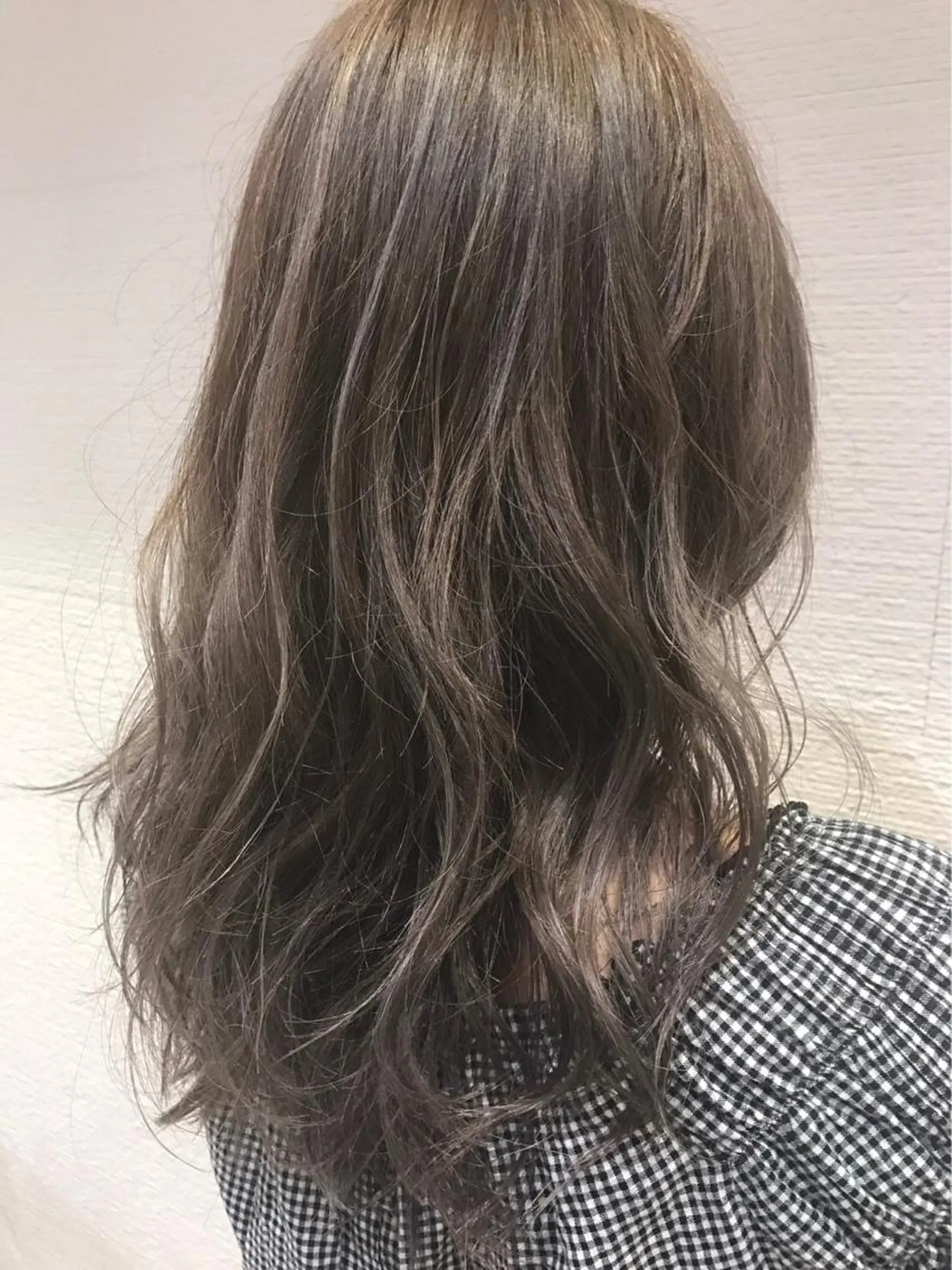 ロング カラー ヘアアレンジ ブルーカラー ブルージュ 白髪ぼかしハイライト 茗荷谷駅徒歩2分のヘアスタイル