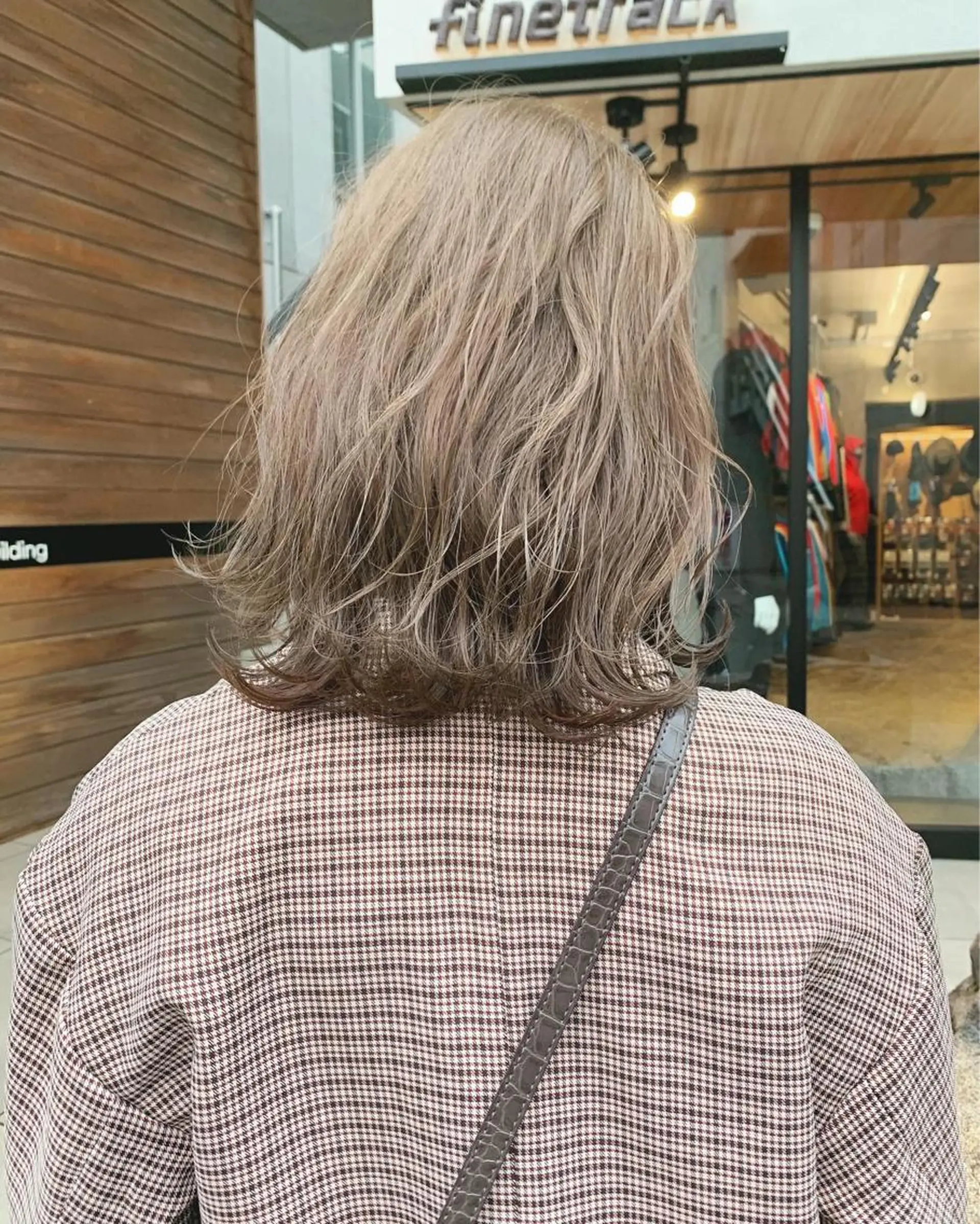 ミディアム カラー ネイル ハイトーンボブ 前田 表参道　グレージュのヘアスタイル