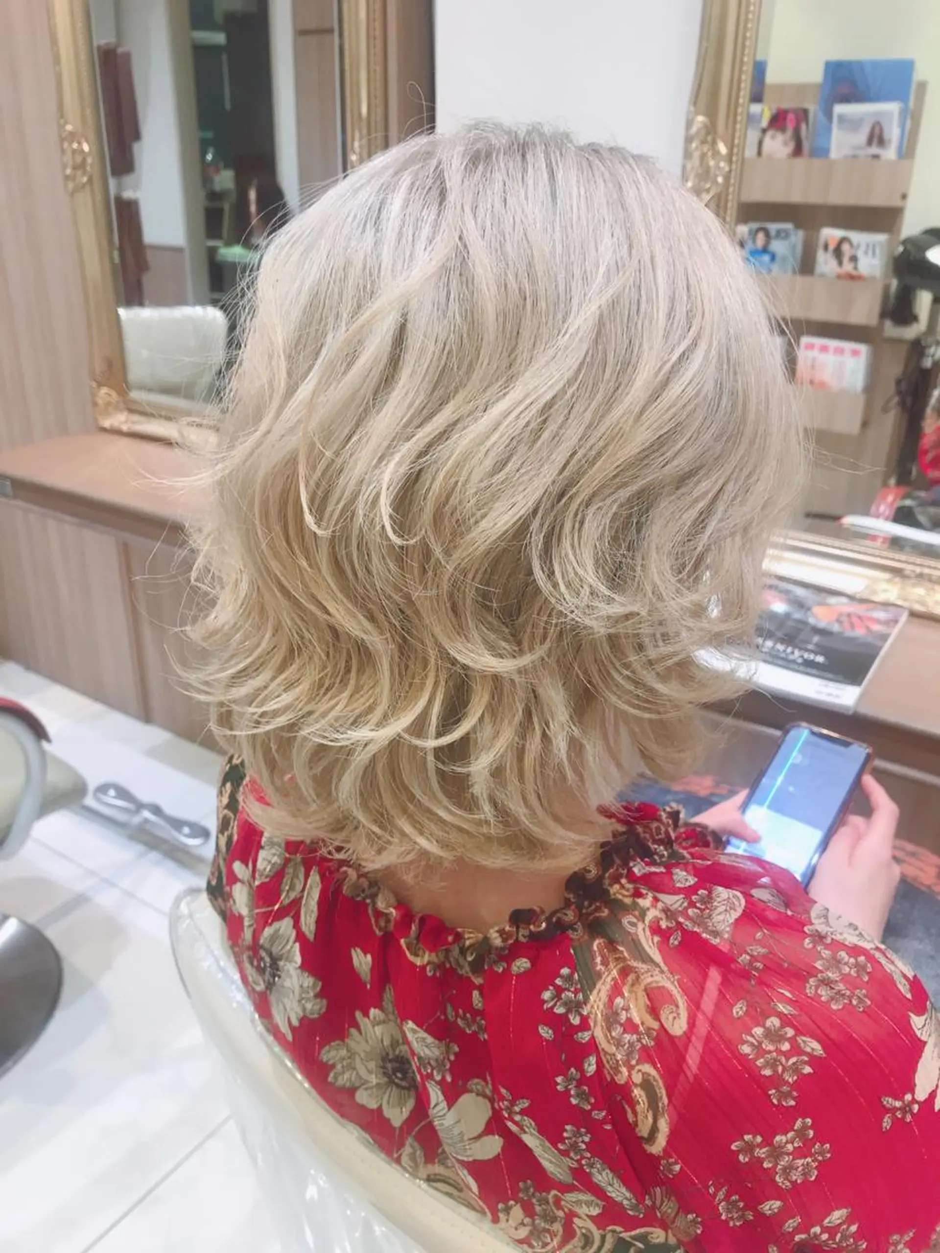 ミディアム カラー 古川 琴美のヘアスタイル