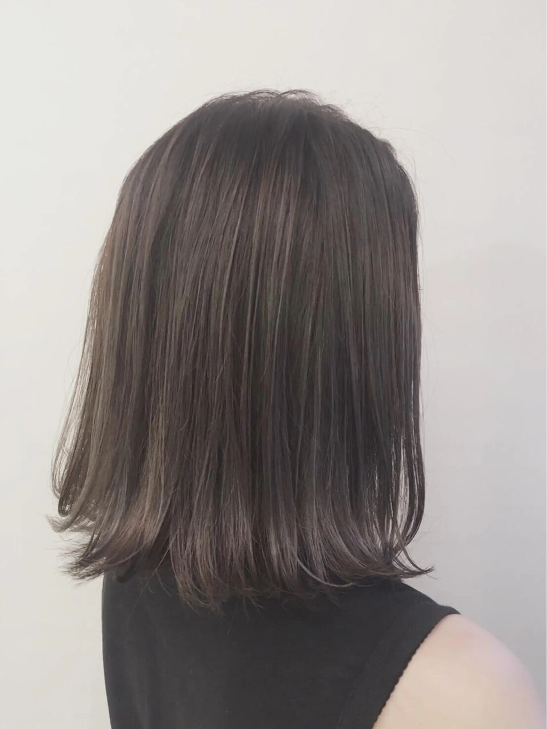 ミディアム カラー グレージュ パープルカラー 外国人風カラー カット ヘアカラー トリートメント ぱつっとボブ/ 小野あかねのヘアスタイル