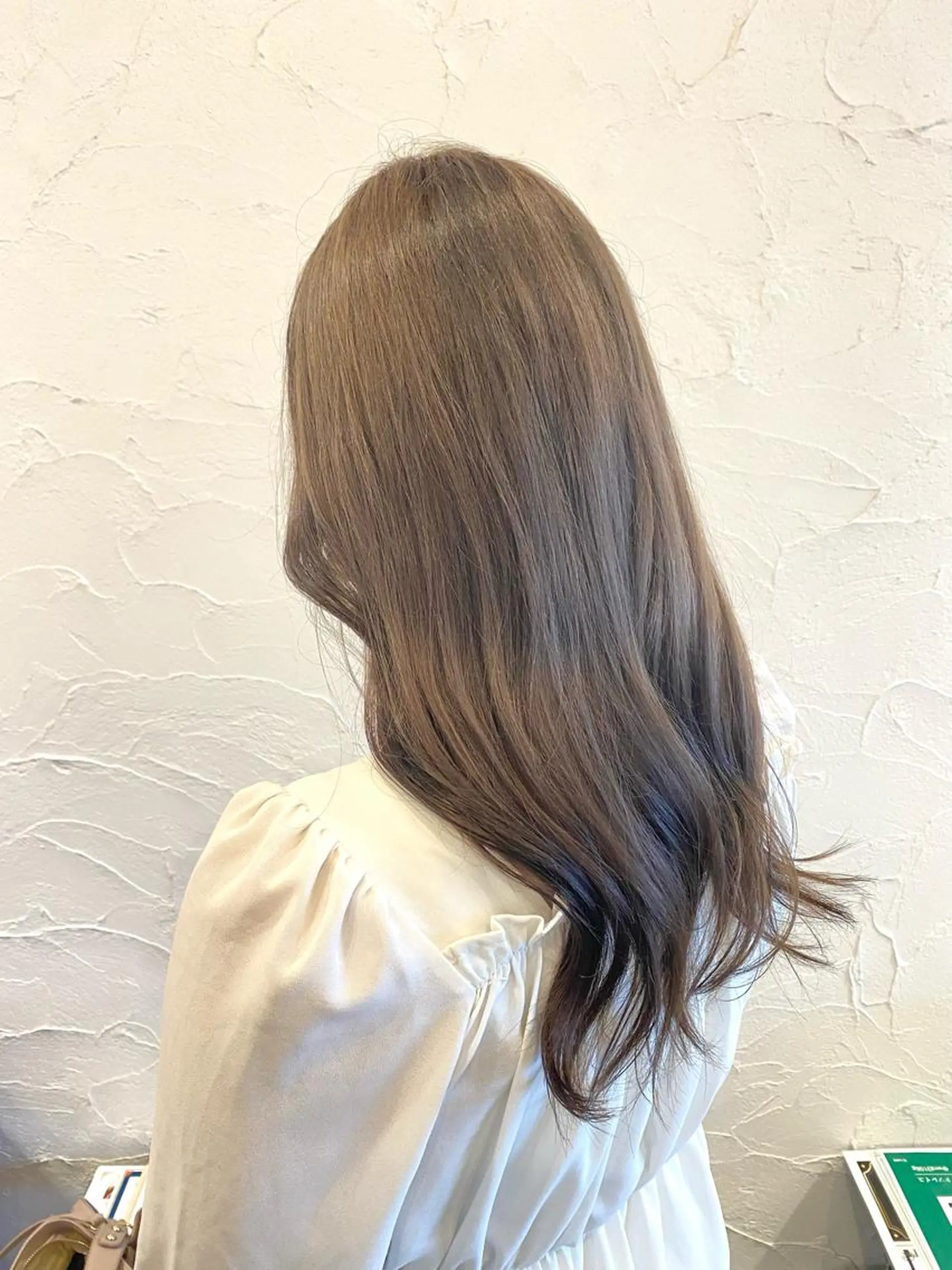 ロング カラー 透明感カラー グレージュ 小野 茉奈美のヘアスタイル