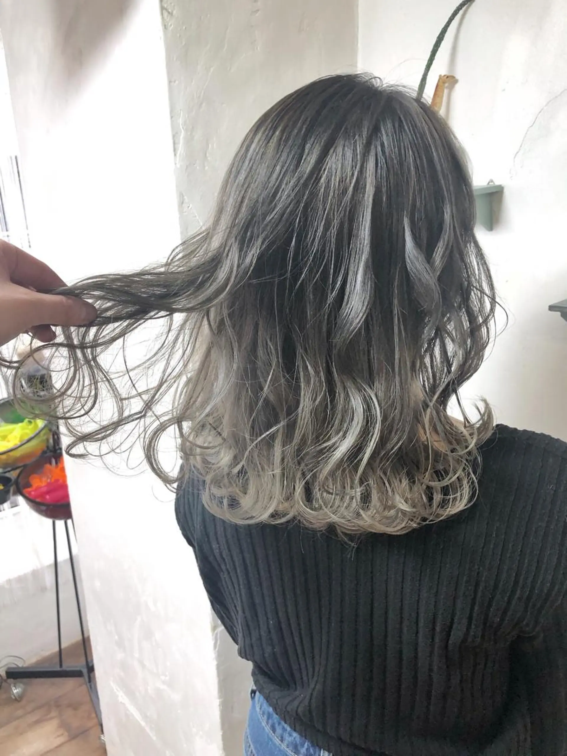 ミディアム カラー パーマ ヘアアレンジ グラデーションカラー グレージュ ヘアカラー トリートメント 推し活専用 【派手髪】飯野ゆかりのヘアスタイル