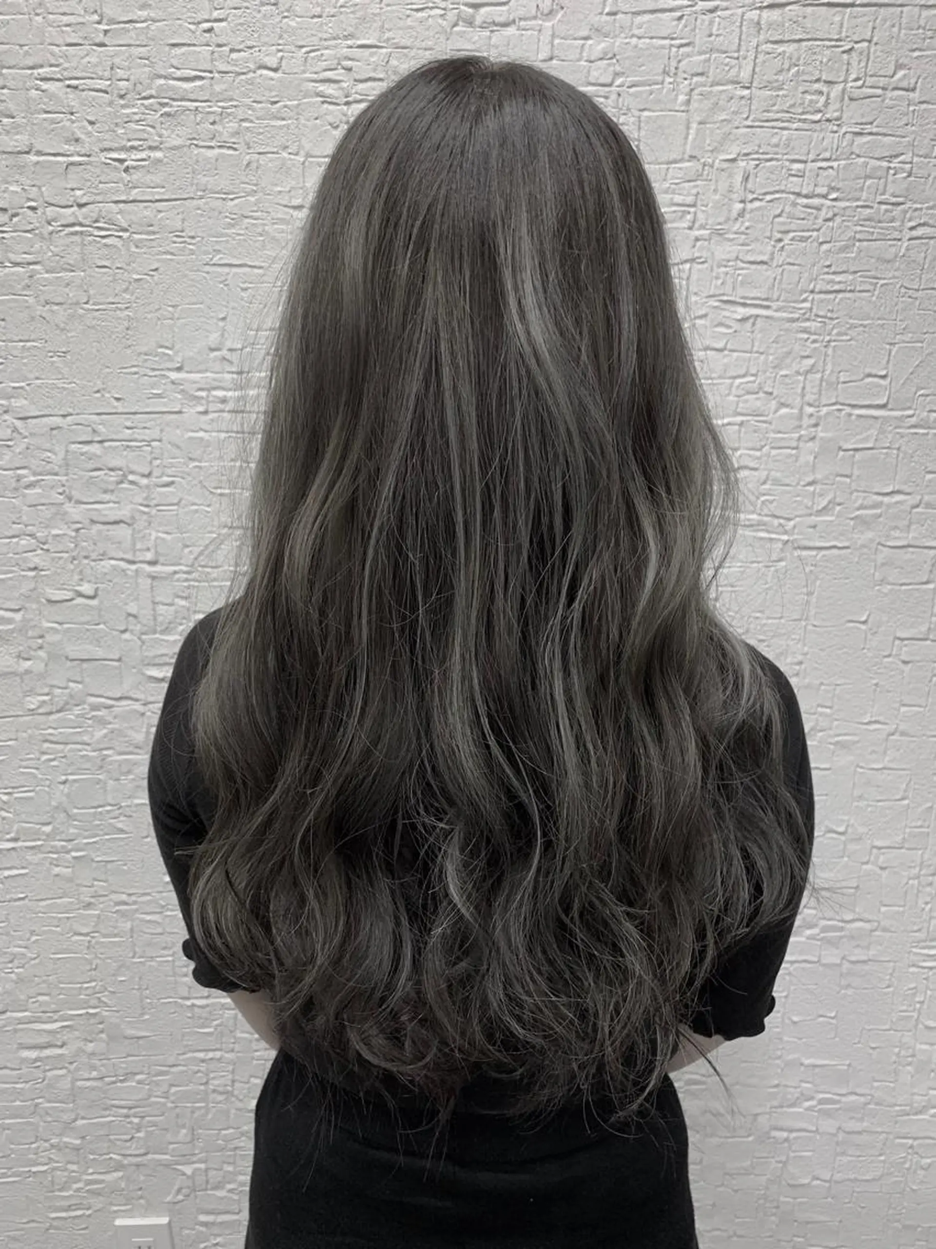 ロング アッシュ ハイライト ヘアカラー 須佐 勝也のヘアスタイル