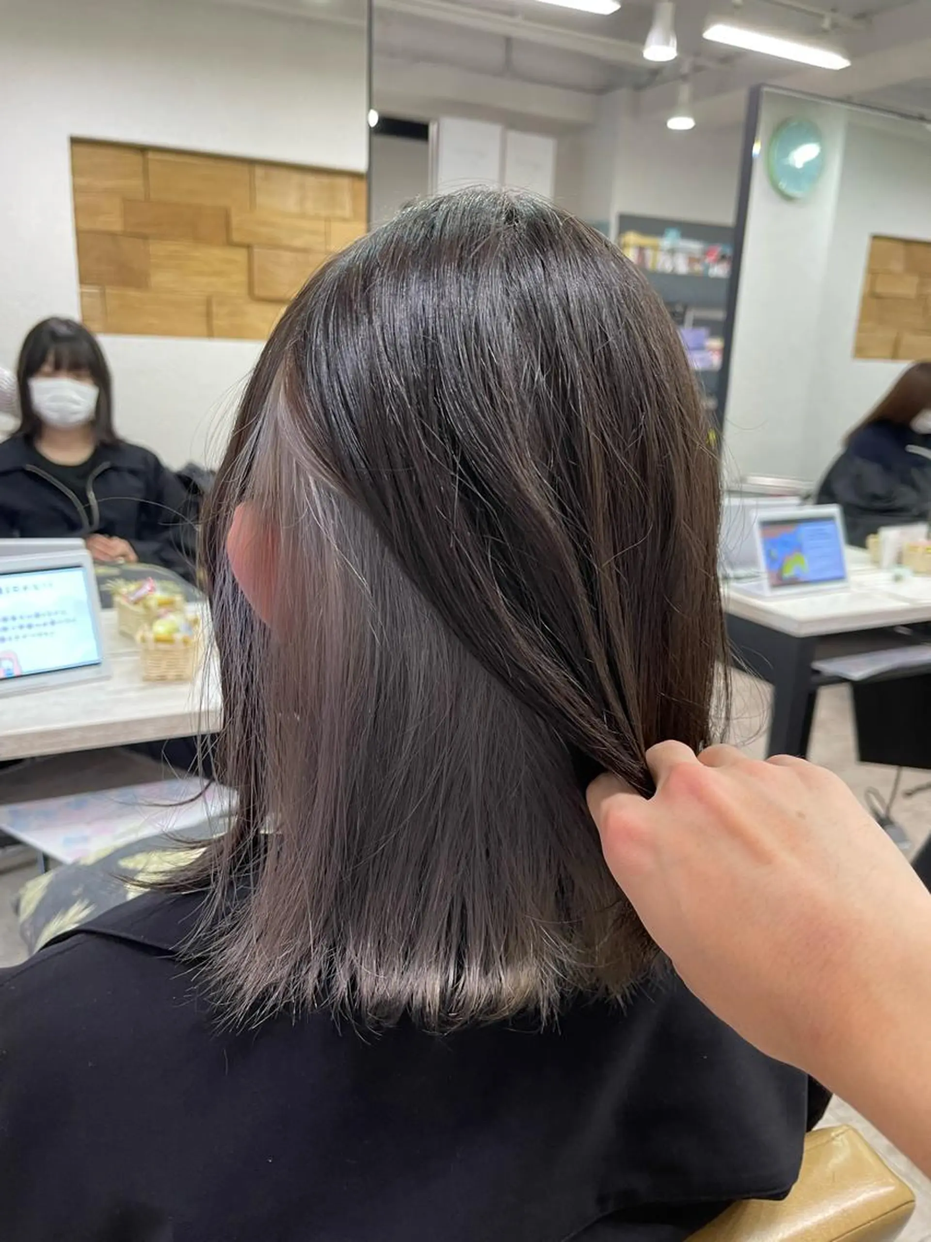 ミディアム カラー シルバー ヘアカラー 槙川 郁弥のヘアスタイル